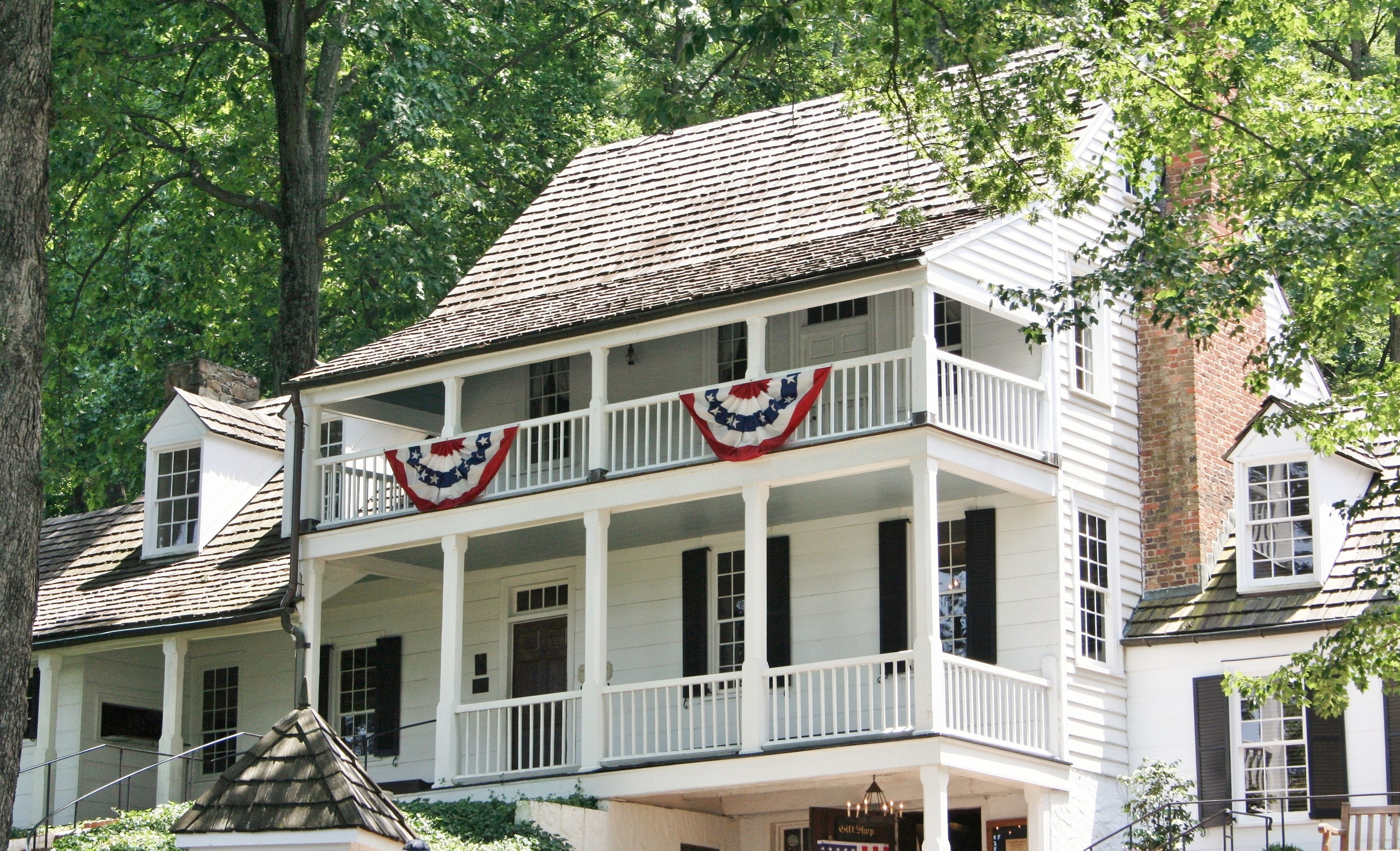 bunting, outdoors, 2K, city, publick house, built structure, tavern, no people, window, building, house, flag, low angle view, guest house, historic, architecture, HD Wallpaper