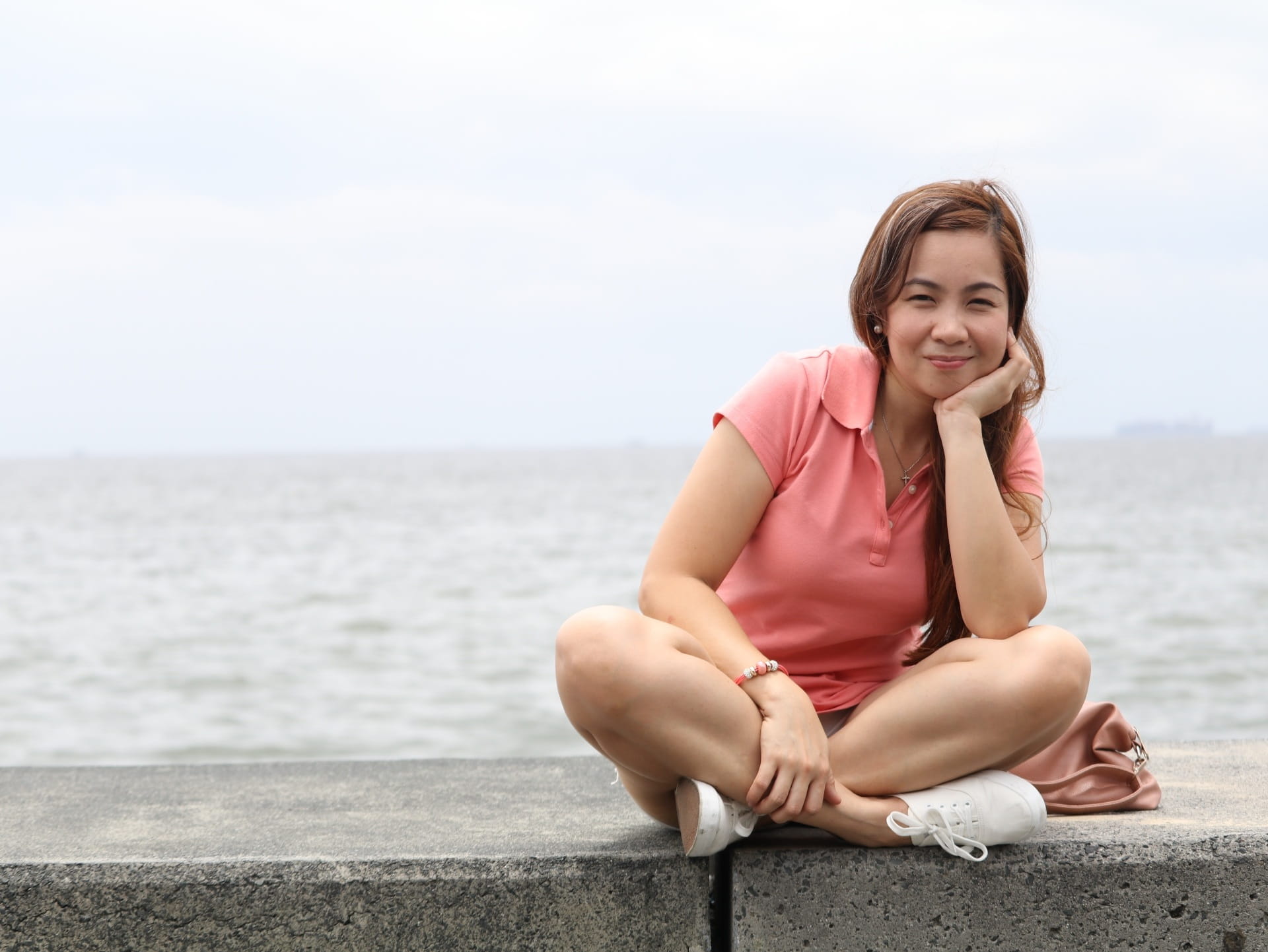 Bay, casual clothing, lifestyles, young women, front view, beautiful woman, manila, young adult, one person, smiling, horizon over water, outdoors, looking at camera, HD Wallpaper