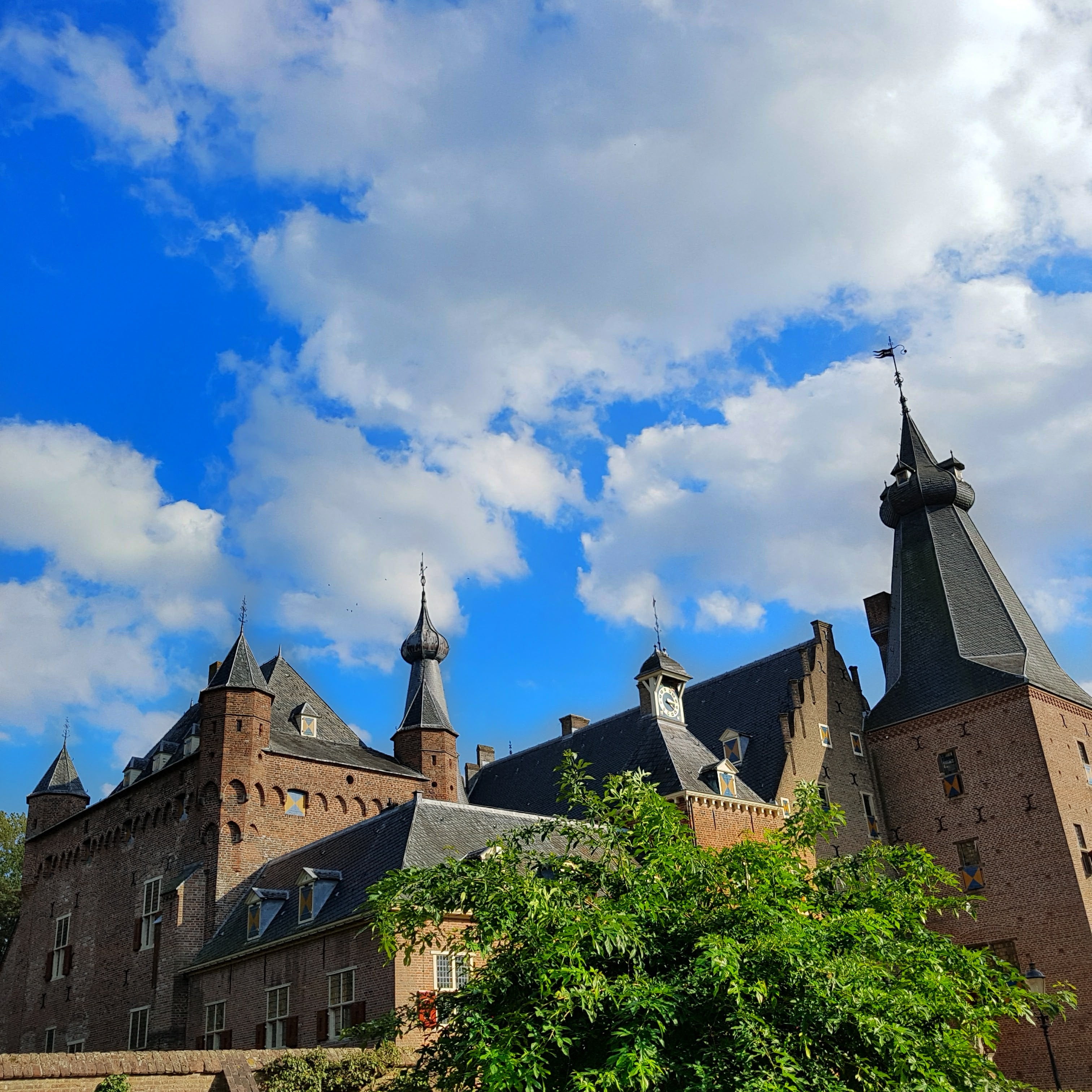 europe, building exterior, castle, tree, day, 2K, religion, plant, built structure, outdoors, tower, spire, place of worship, low angle view, doorwerth, Phone HD Wallpaper