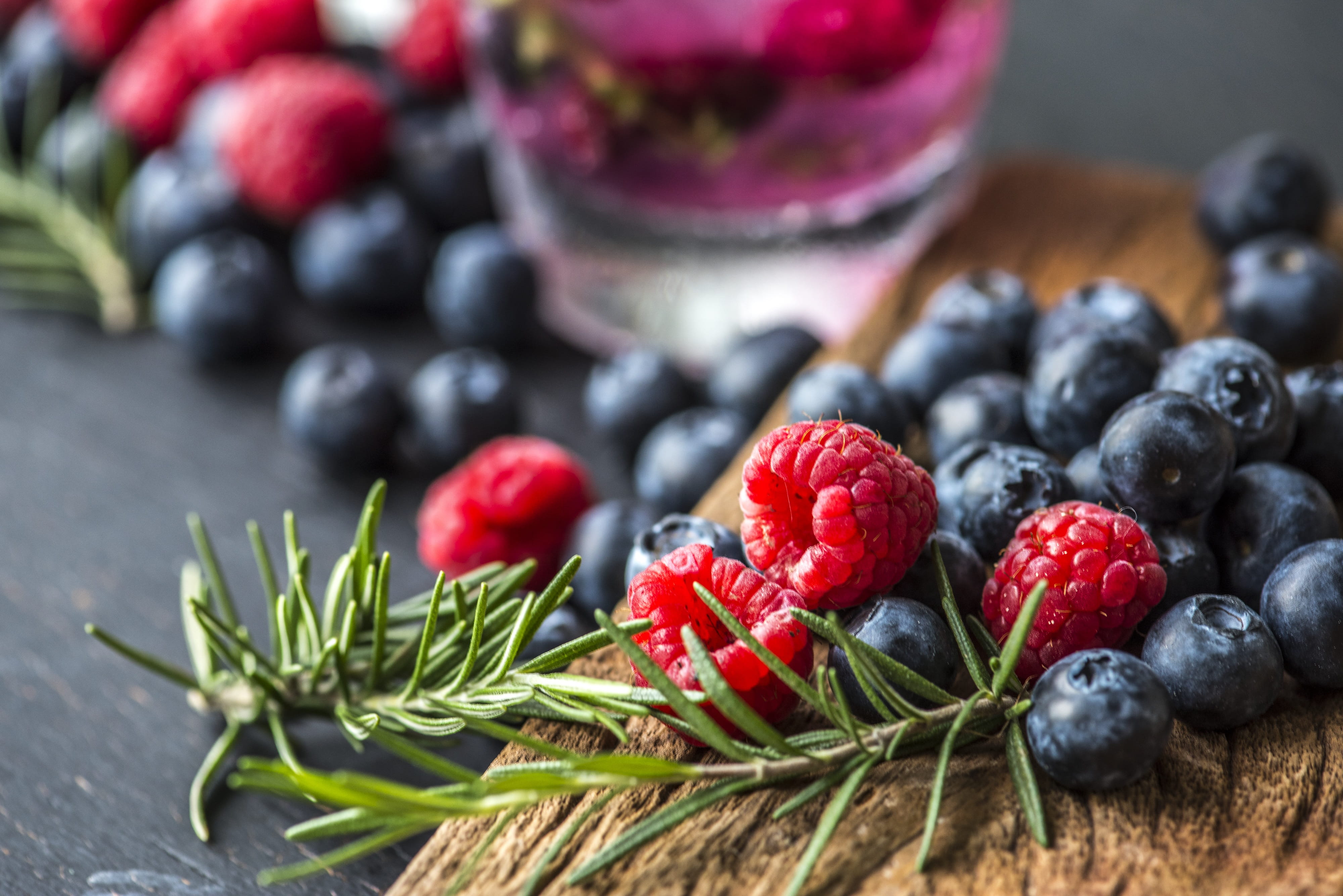 wood - material, beverage, vitamin, rosemary, healthy eating, freshness, drinking, choice, berry fruit, ripe, natural, table, cranberry, nutritious, antioxidant, HD Wallpaper