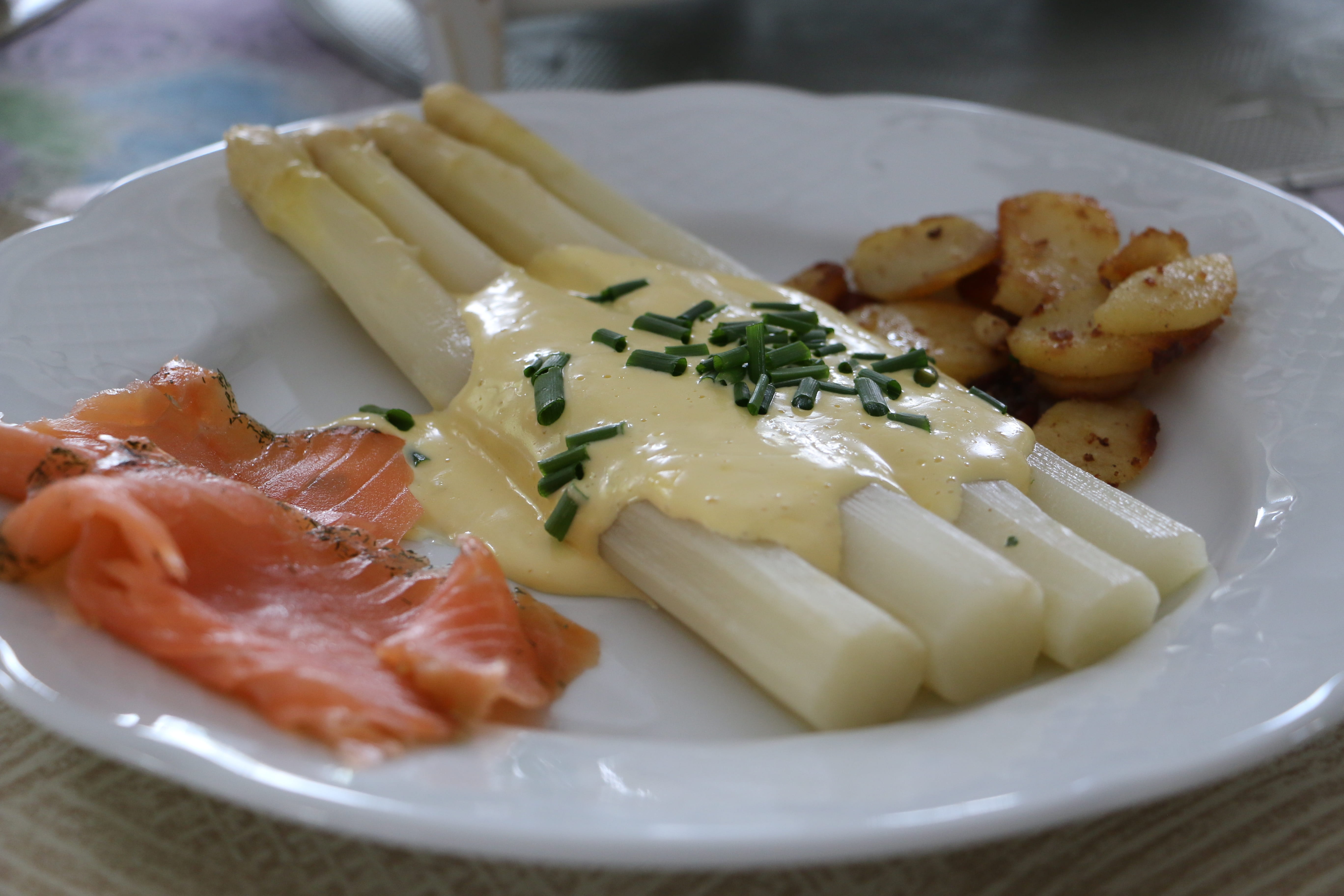 hunger, indoors, smoked salmon, selective focus, palte, 5K, seafood, sauce, economy, salmon, savory sauce, indulgence, freshness, canteen, dinner, focus on foreground, HD Wallpaper