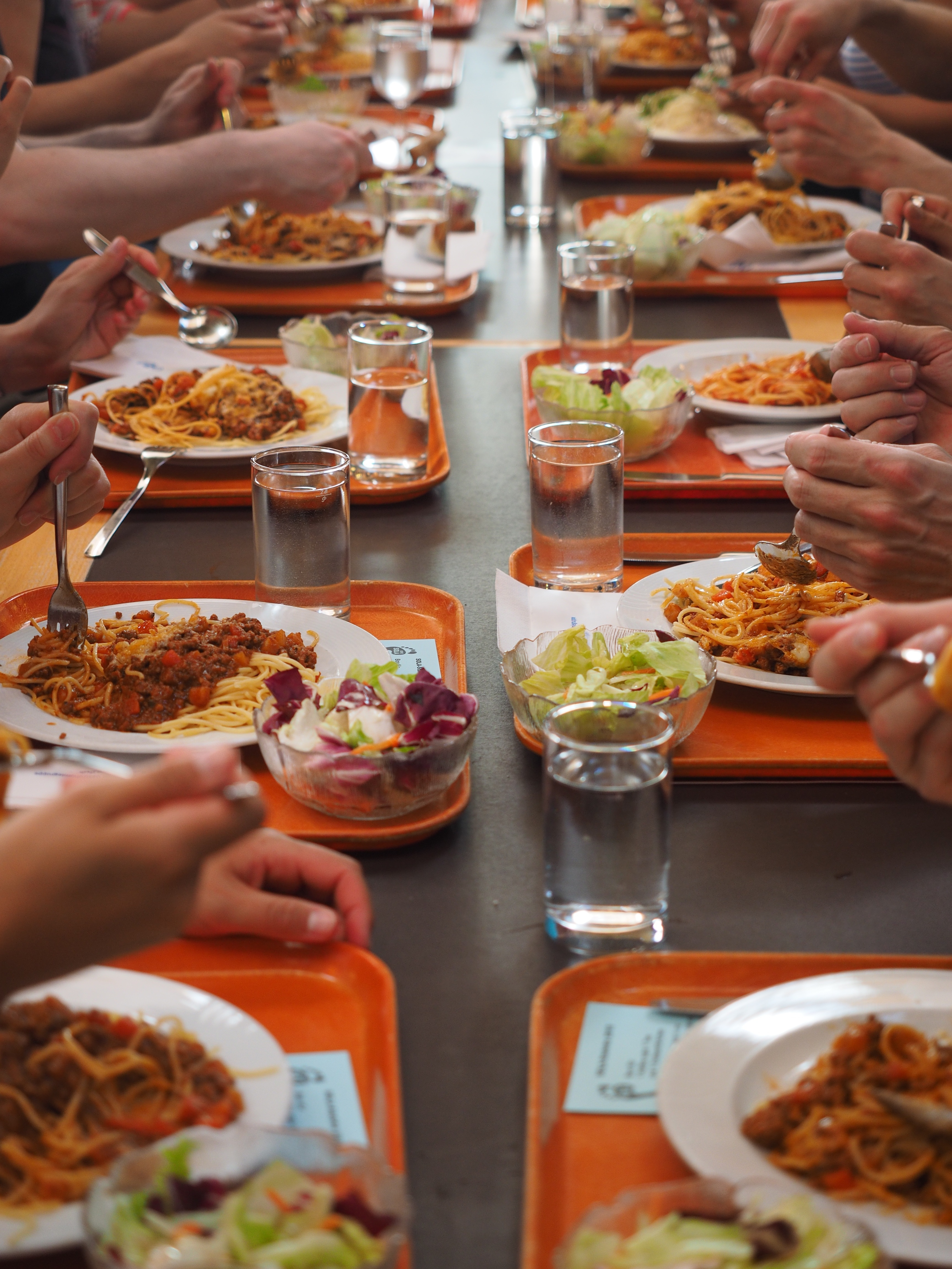 canteen, large kitchen, hand, lifestyles, human hand, women, people, eating, tuck in, food, nutrition, holding, court, serve it up, human finger, industrial kitchen, Phone HD Wallpaper