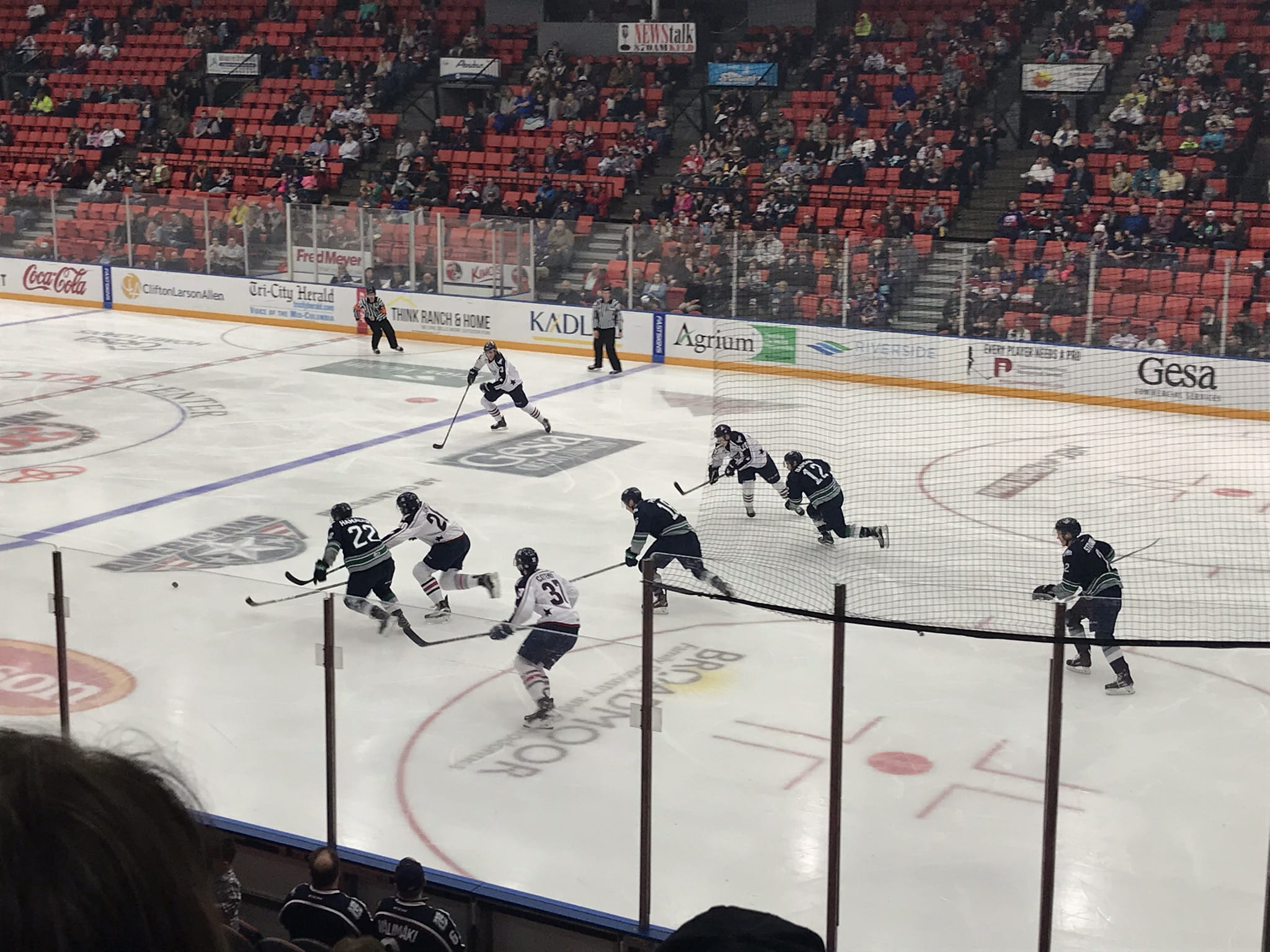 lifestyles, 1080P, leisure activity, ice rink, men, high angle view, large group of people, crowd, playing, competition, stadium, people, hockey, ice hockey, HD Wallpaper