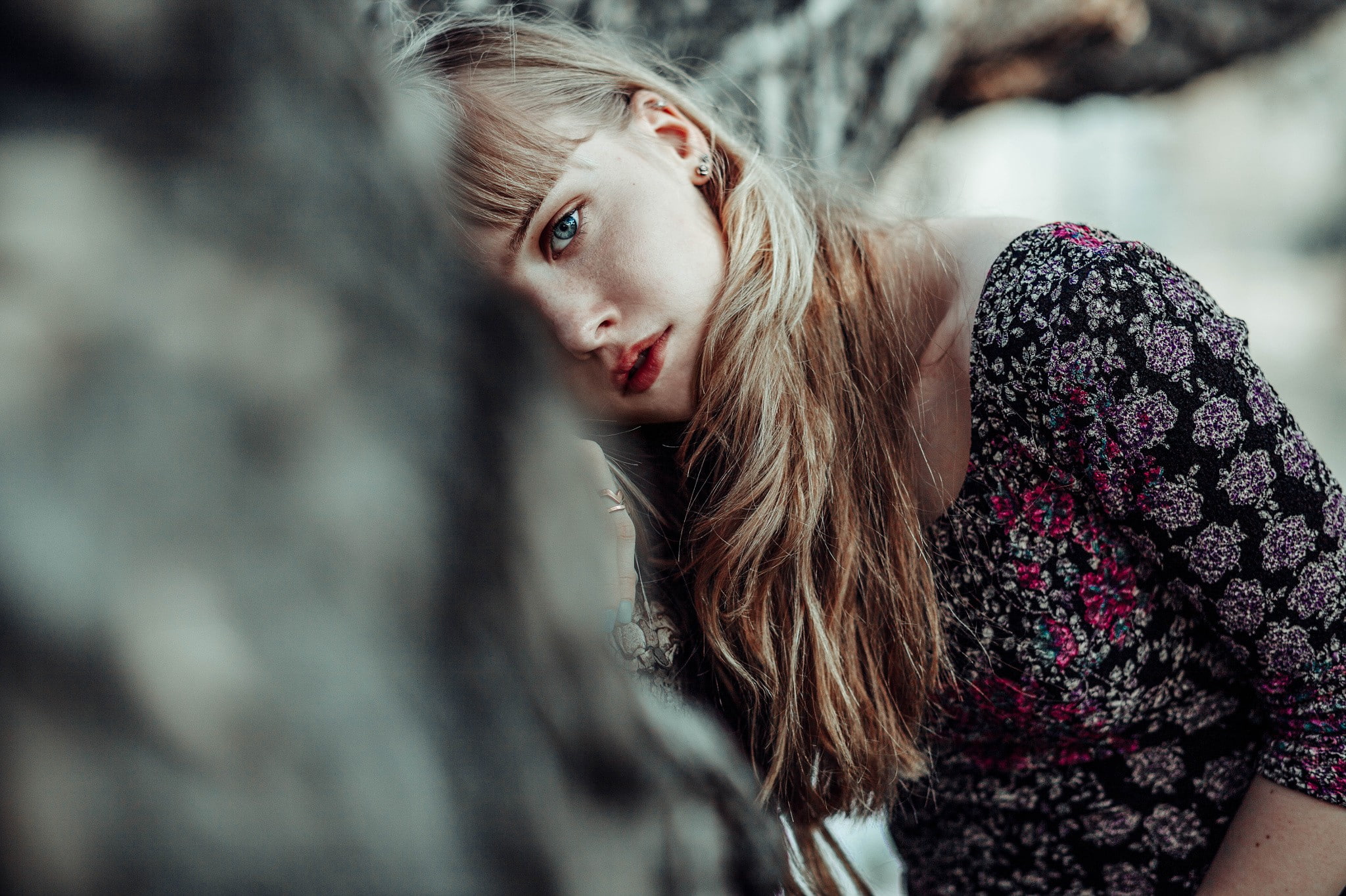 2048x1365, blue, women, lips, hair, eyes, 1080P, long, red lips, blonde, long hair, red, bokeh, blue eyes, HD Wallpaper