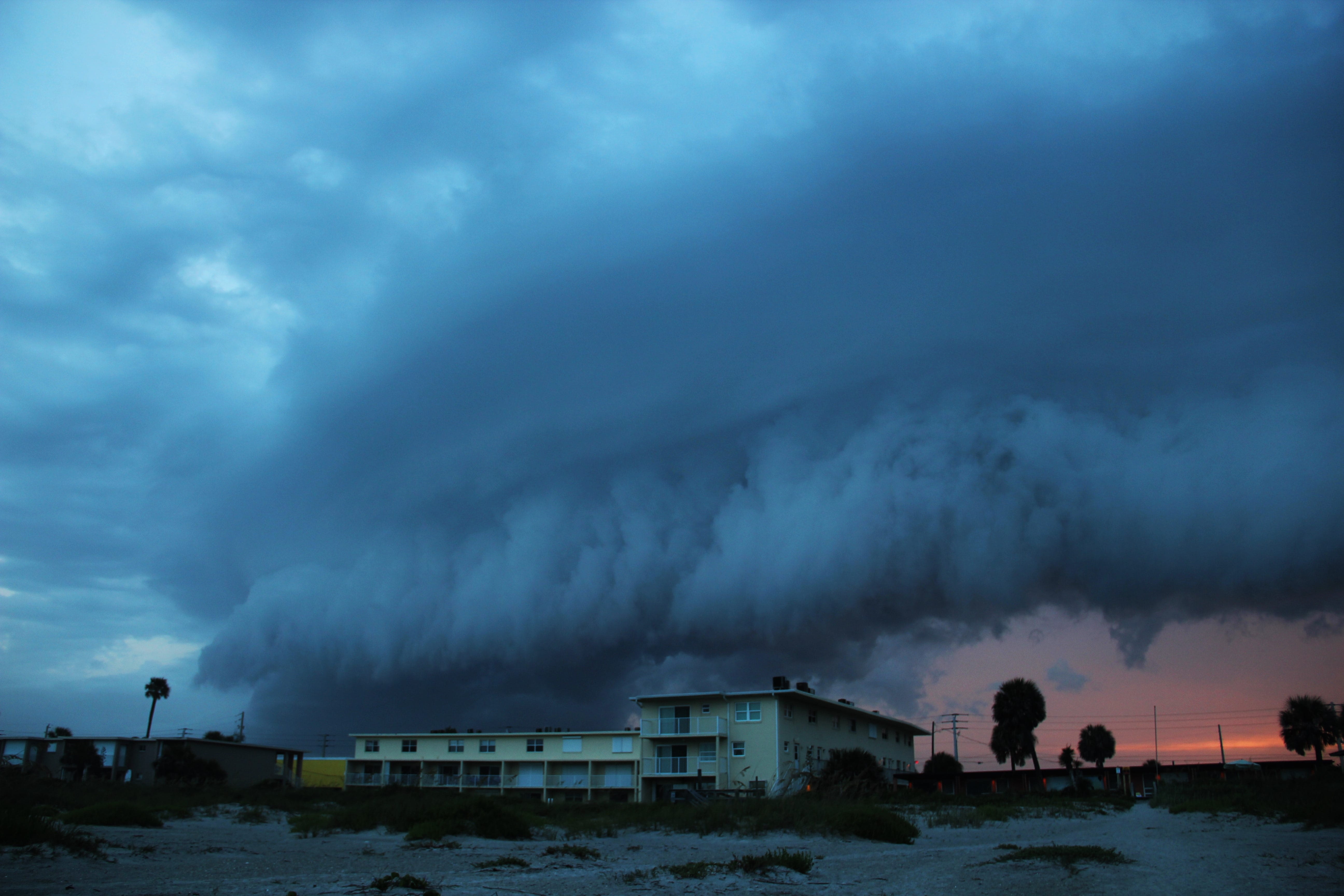 threatening thunderstorm, real people, architecture, thundercloud, most sky, rain cloud, anrollendes storm, built structure, anrollendes thunderstorm, beauty in nature, HD Wallpaper