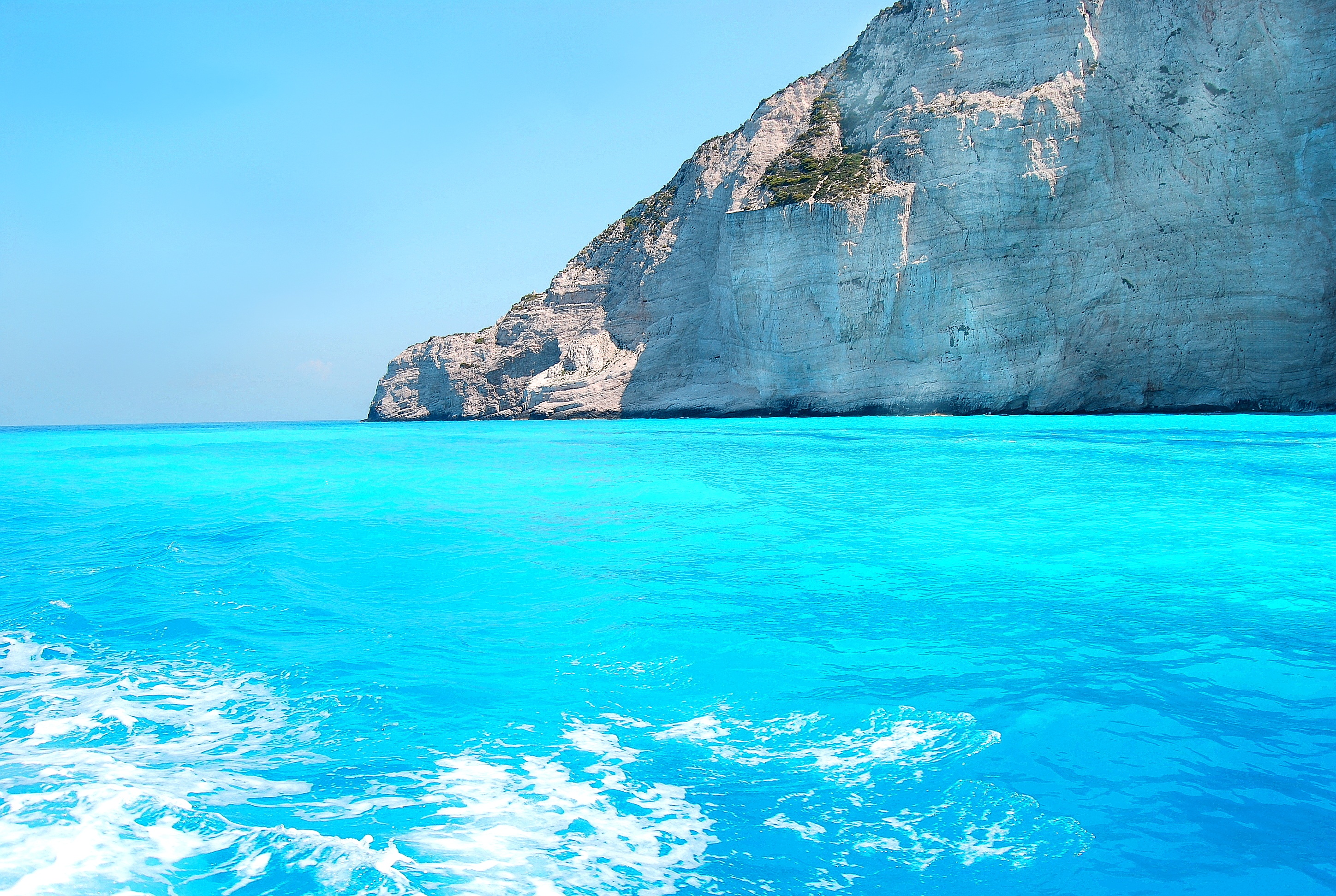 beauty in nature, sky, holidays, white, near, 2K, mediterranean climate, blue, summer, waterfront, no people, day, idyllic, sea, cliffs, the sun, horizon over water, HD Wallpaper