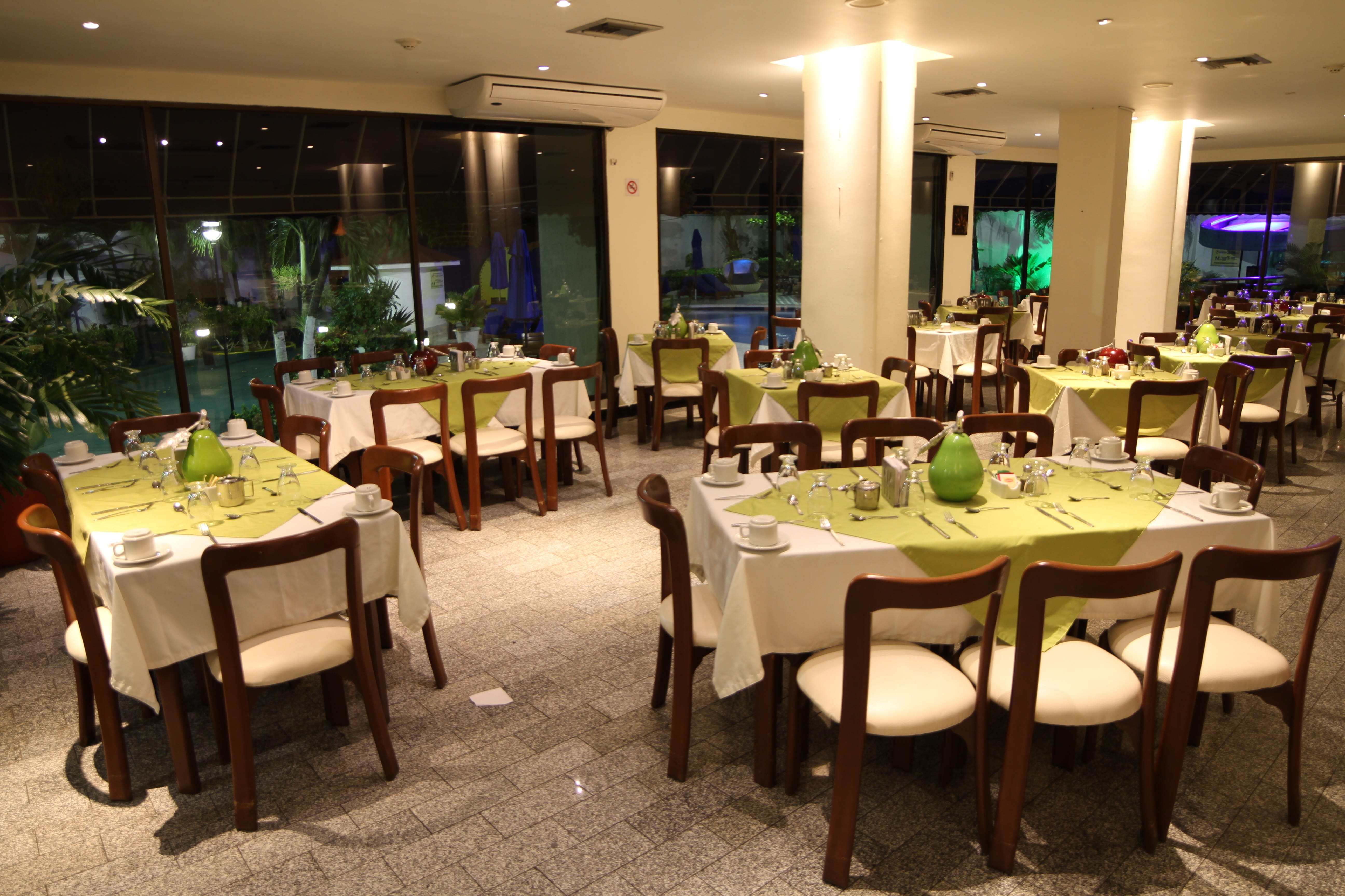 setting, 5K, cafeteria, chair, dining, seat, place setting, furniture, cafe, indoors, Spaces, arena blanca, no people, arrangement, business, table, luxury, HD Wallpaper