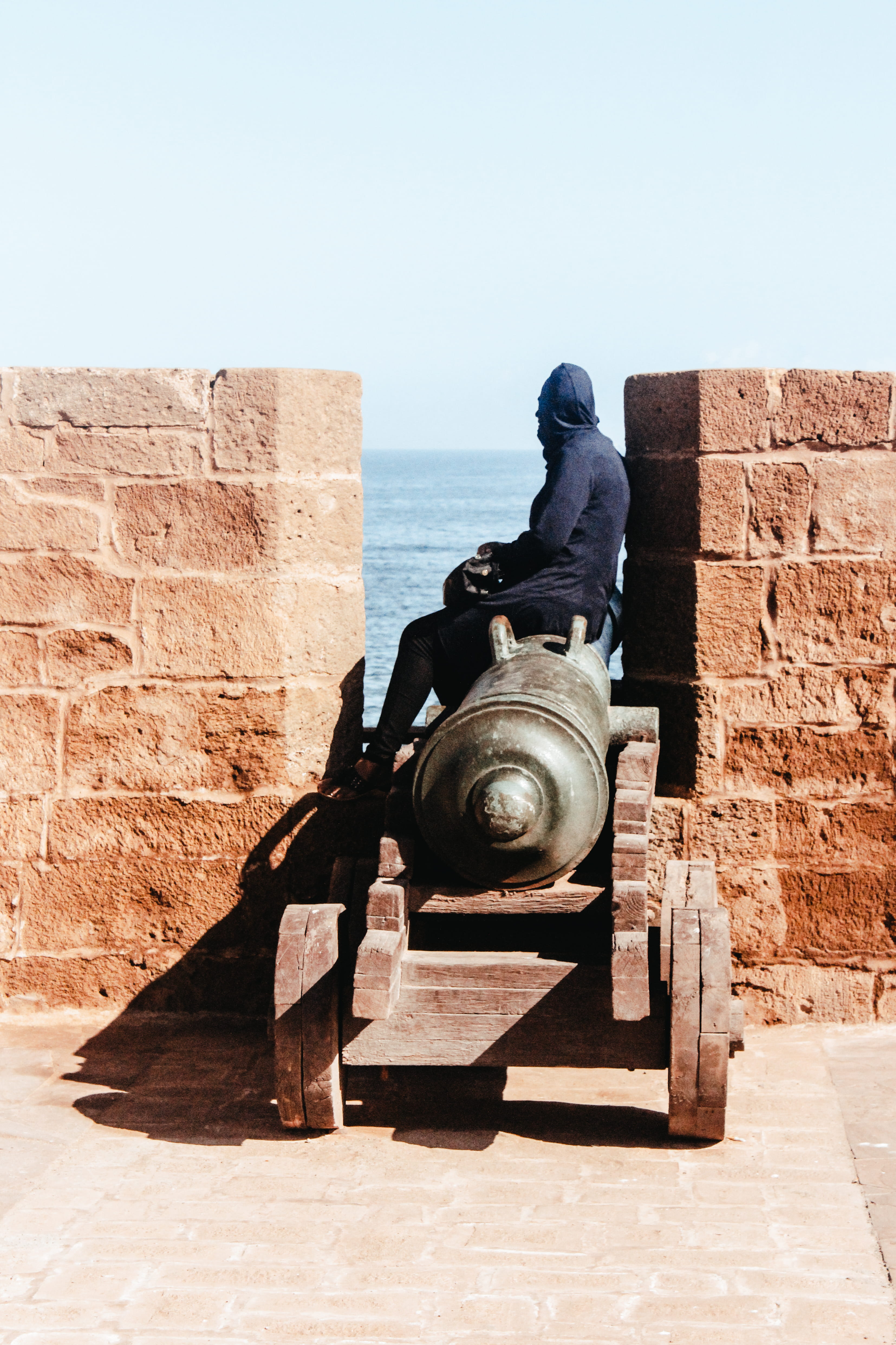 marrocos, fort, men, oceano, nature, sea, built structure, morocco, building exterior, 4K, game of thrones, chill, canhao, sky, stone wall, one person, Phone HD Wallpaper
