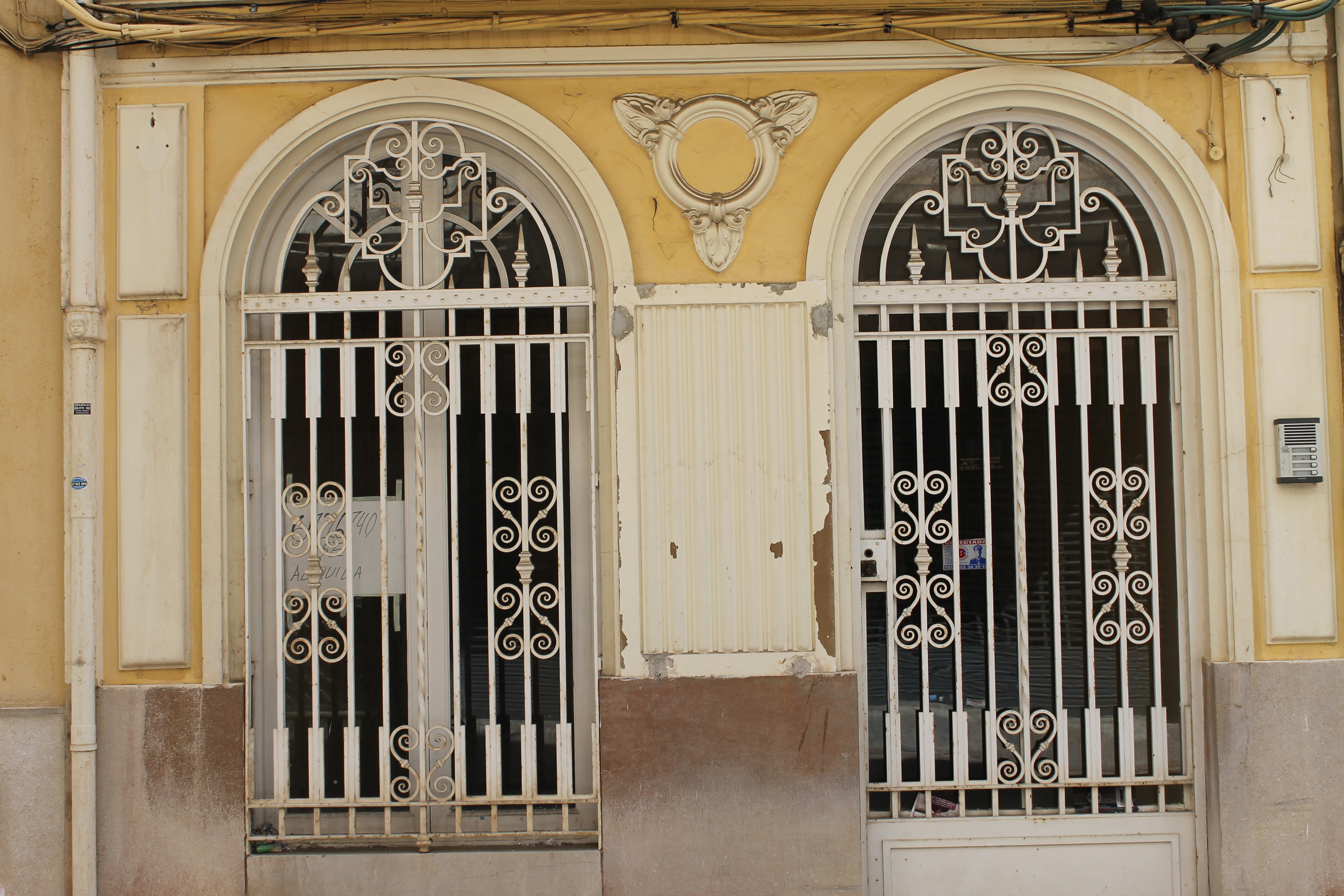 door, arch, no people, closed, ventanas, architecture, castellón de la plana, protection, outdoors, wall - building feature, pattern, residential district, HD Wallpaper