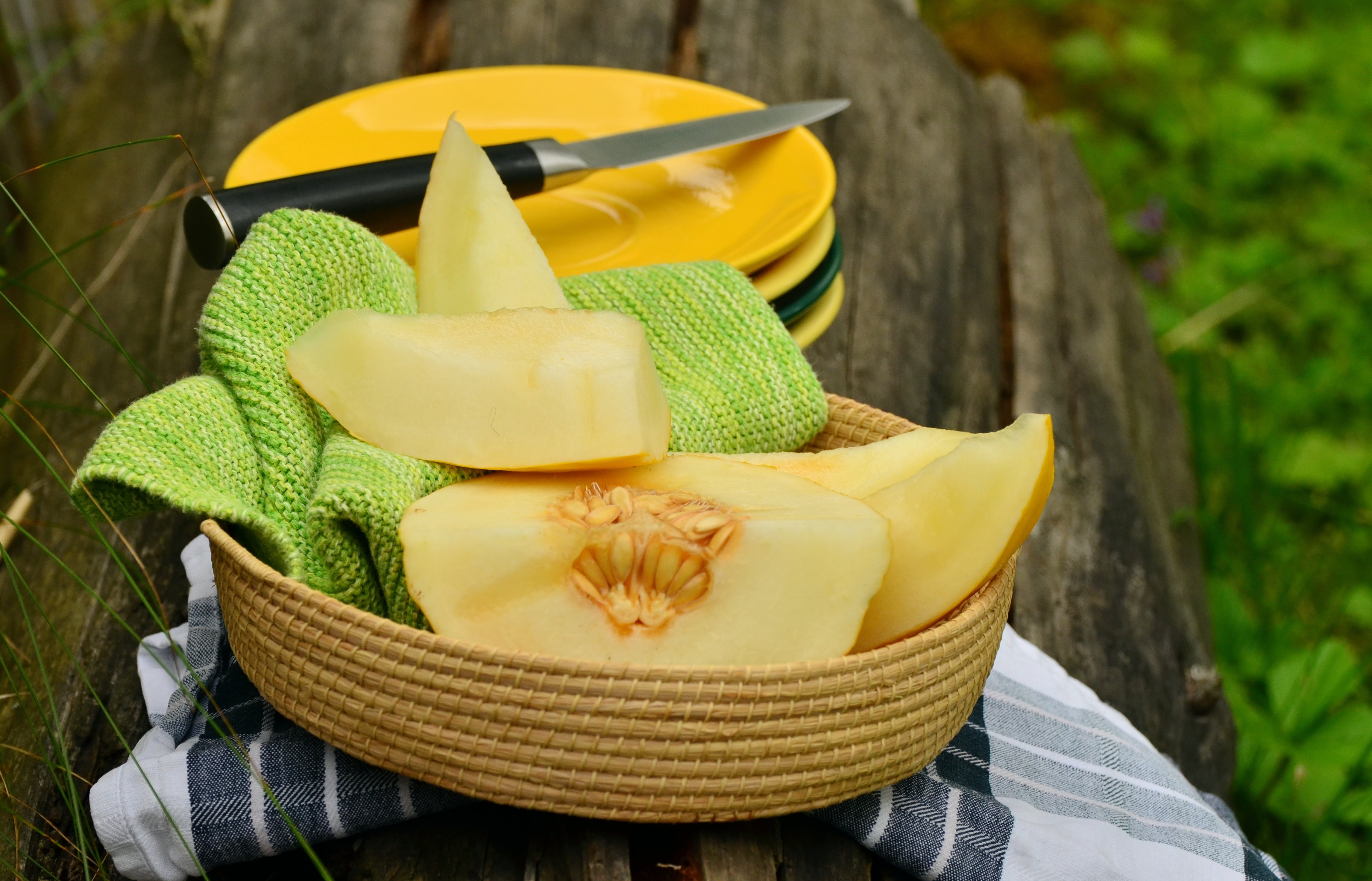 amarillo, muskmelon, still life, sliced, high angle view, summer, cantaloupe, napkin, green color, no people, yellow, temptation, hat, melo, food, table, HD Wallpaper
