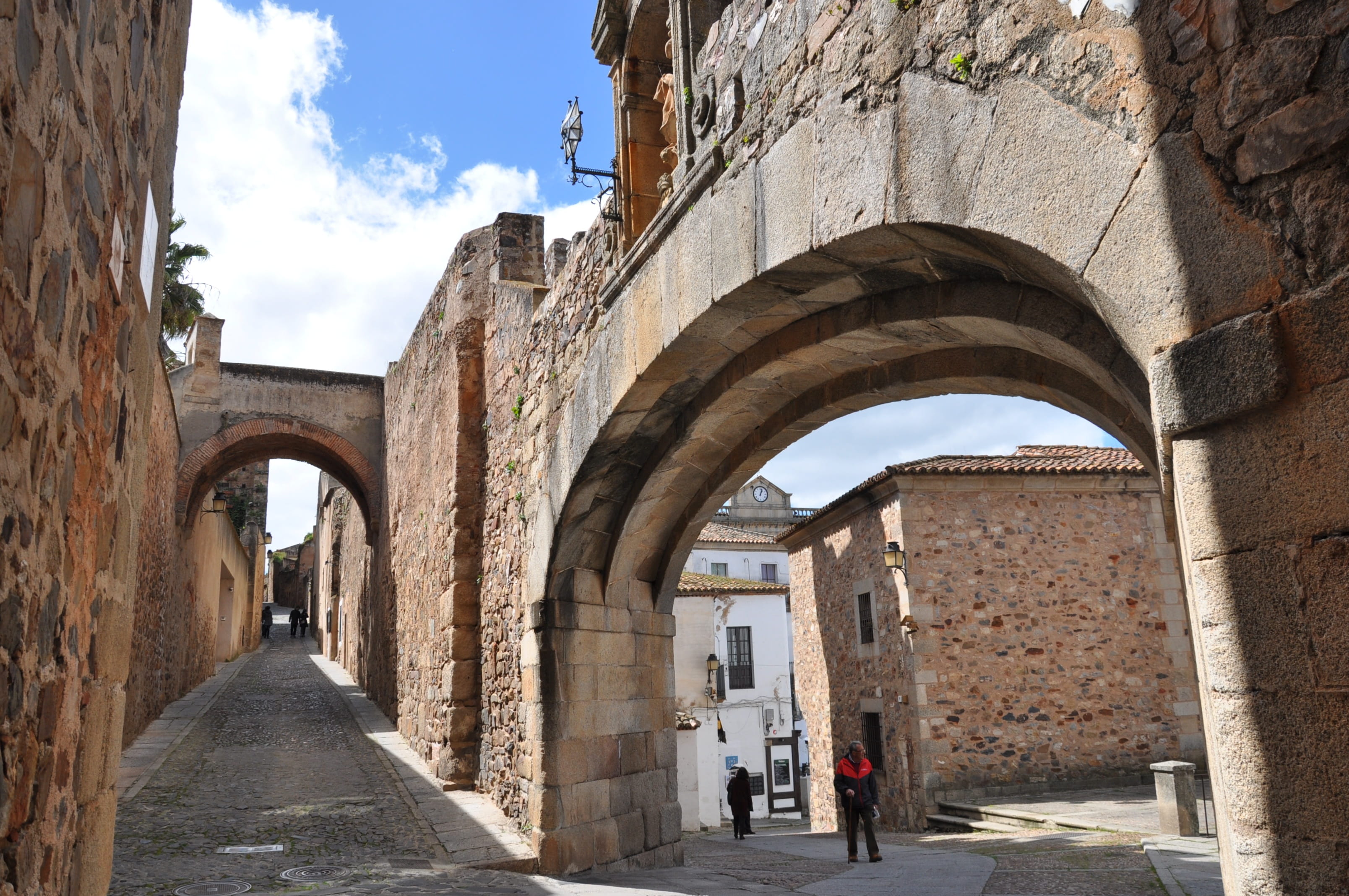 extremadura cities, real people, cáceres, building exterior, old, the way forward, men, incidental people, sky, sunlight, alley, built structure, architectural column, HD Wallpaper