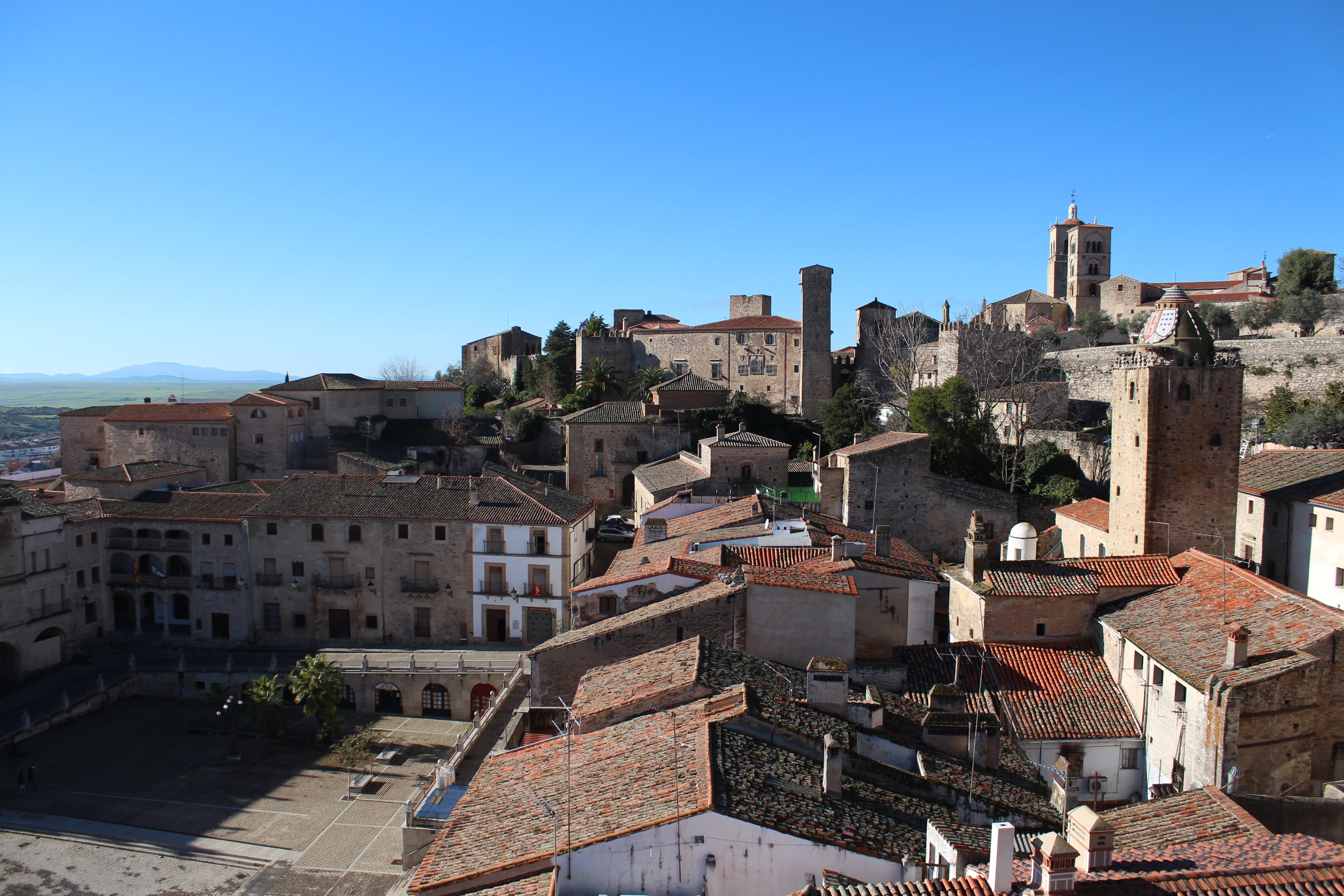 building exterior, clear sky, architecture, copy space, views, built structure, city, nature, tourism, extremadura, torres, day, townscape, sky, roof, crowd, HD Wallpaper