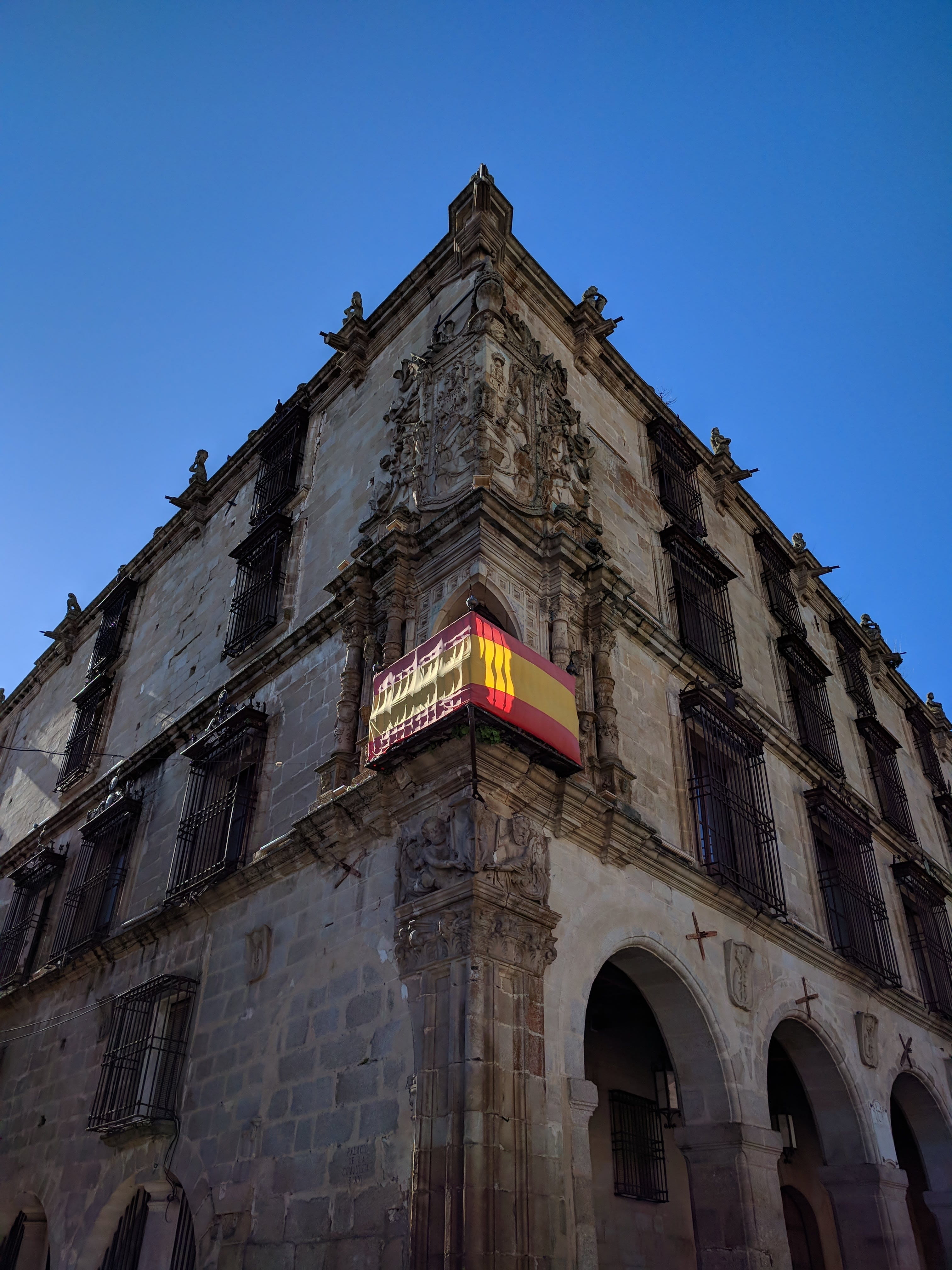 tourist, building exterior, city, bandera, history, badajoz, travel destinations, 4K, trujillo, construcción, no people, blue, built structure, nature, Phone HD Wallpaper