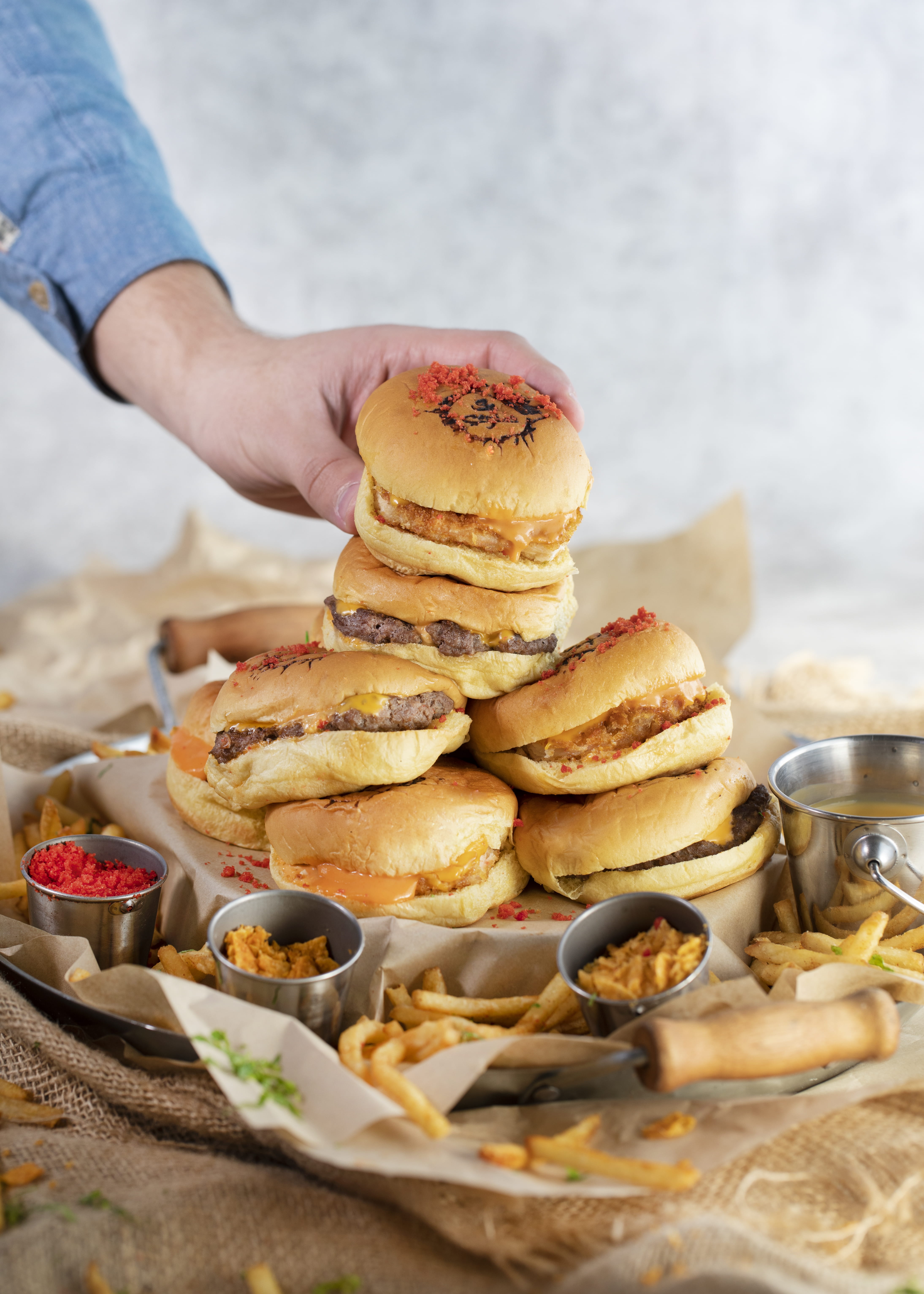 temptation, stew, kitchen utensil, fries, real people, supper, table, finger, hamburgers, sandwich, meal, bread, bagel, burger, ready-to-eat, culinary, Phone HD Wallpaper