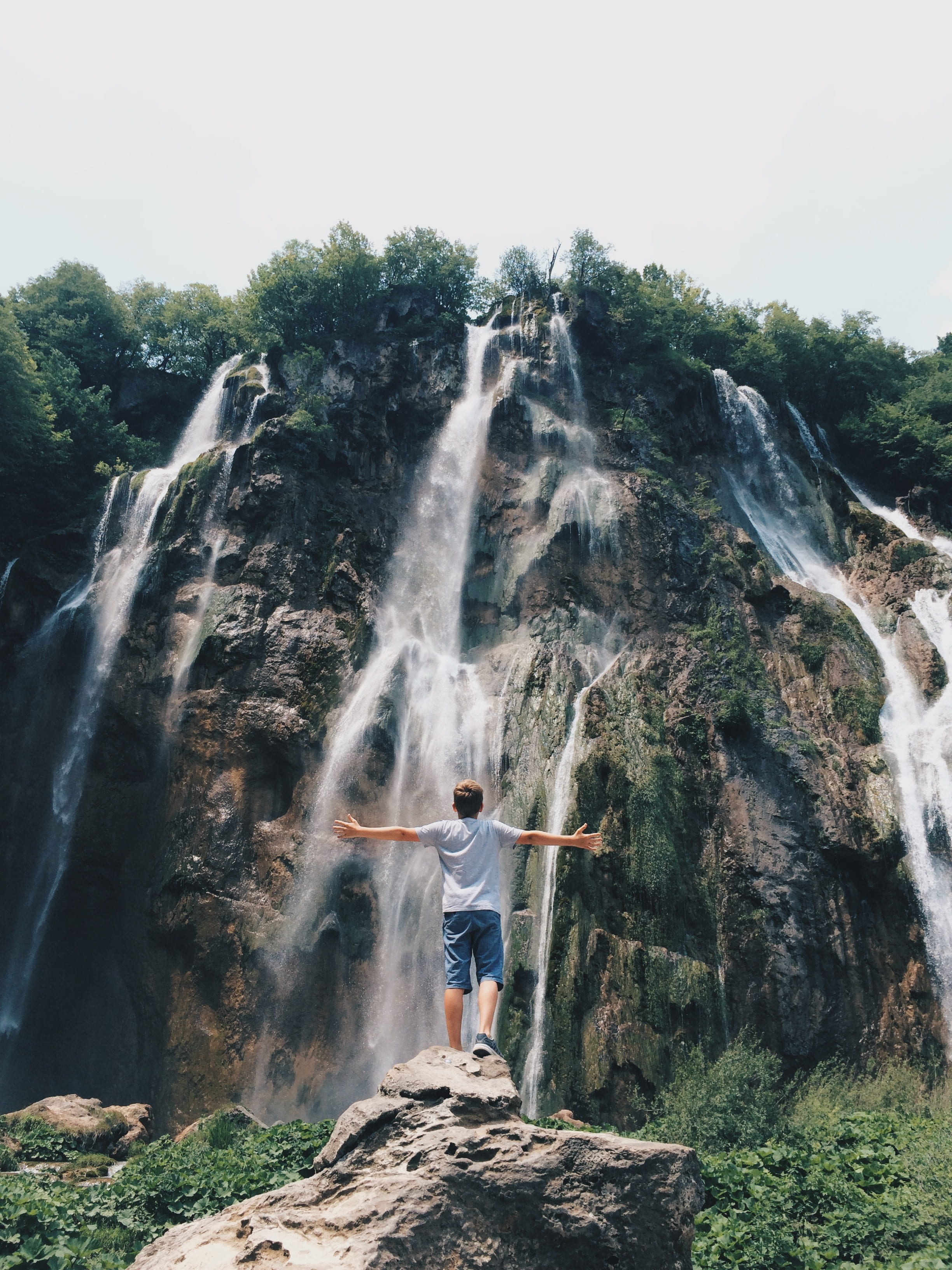 flowing, outdoors, alone, 2K, lifestyles, plant, flowing water, motion, praise, waterfalls, facing, grass, nature, trees, landscape, human arm, water, Phone HD Wallpaper