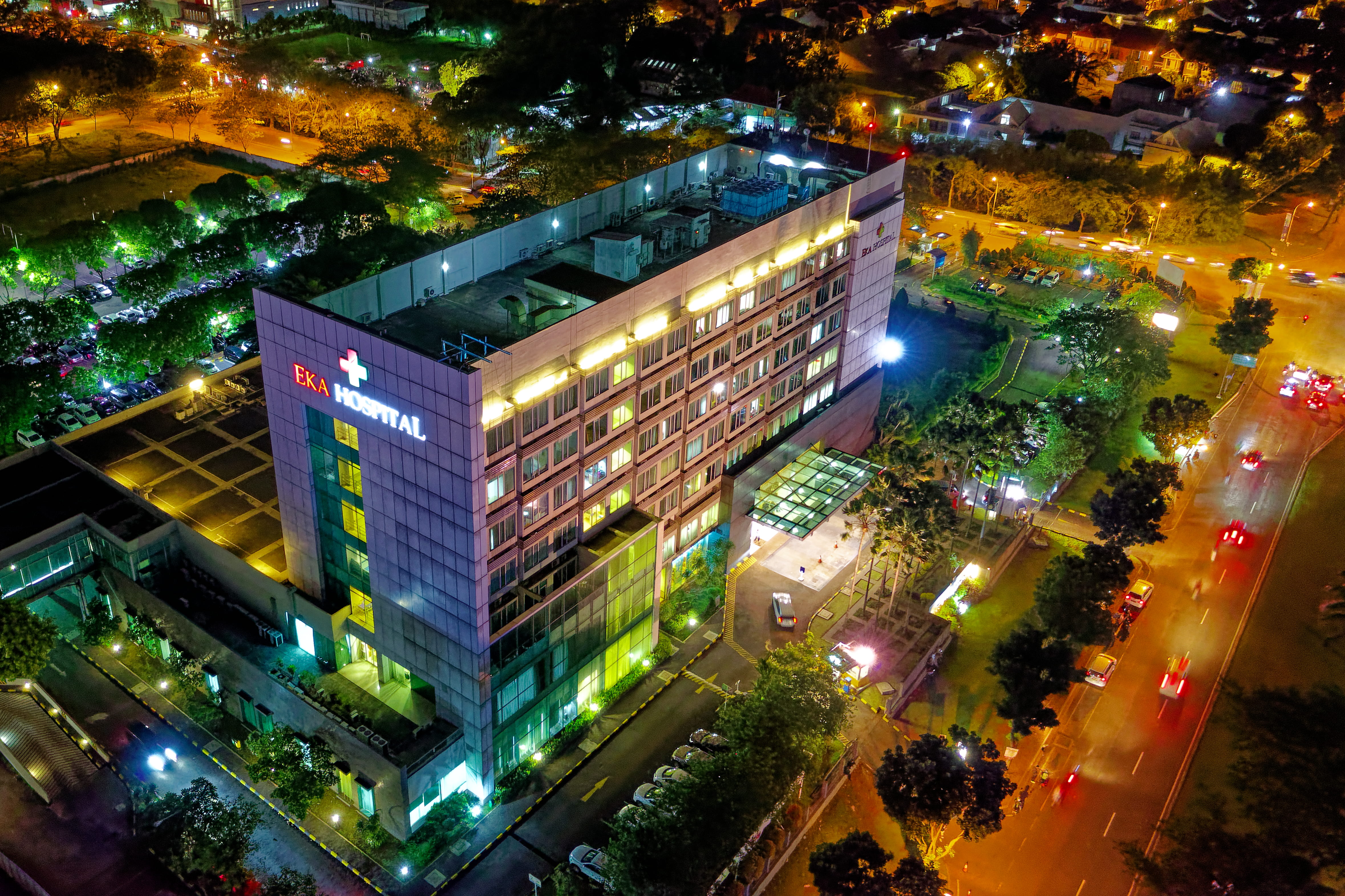 street, architecture, glowing, 4K, plant, city, illuminated, cityscape, modern, office building exterior, park, nature, city life, hospital, high angle view, HD Wallpaper