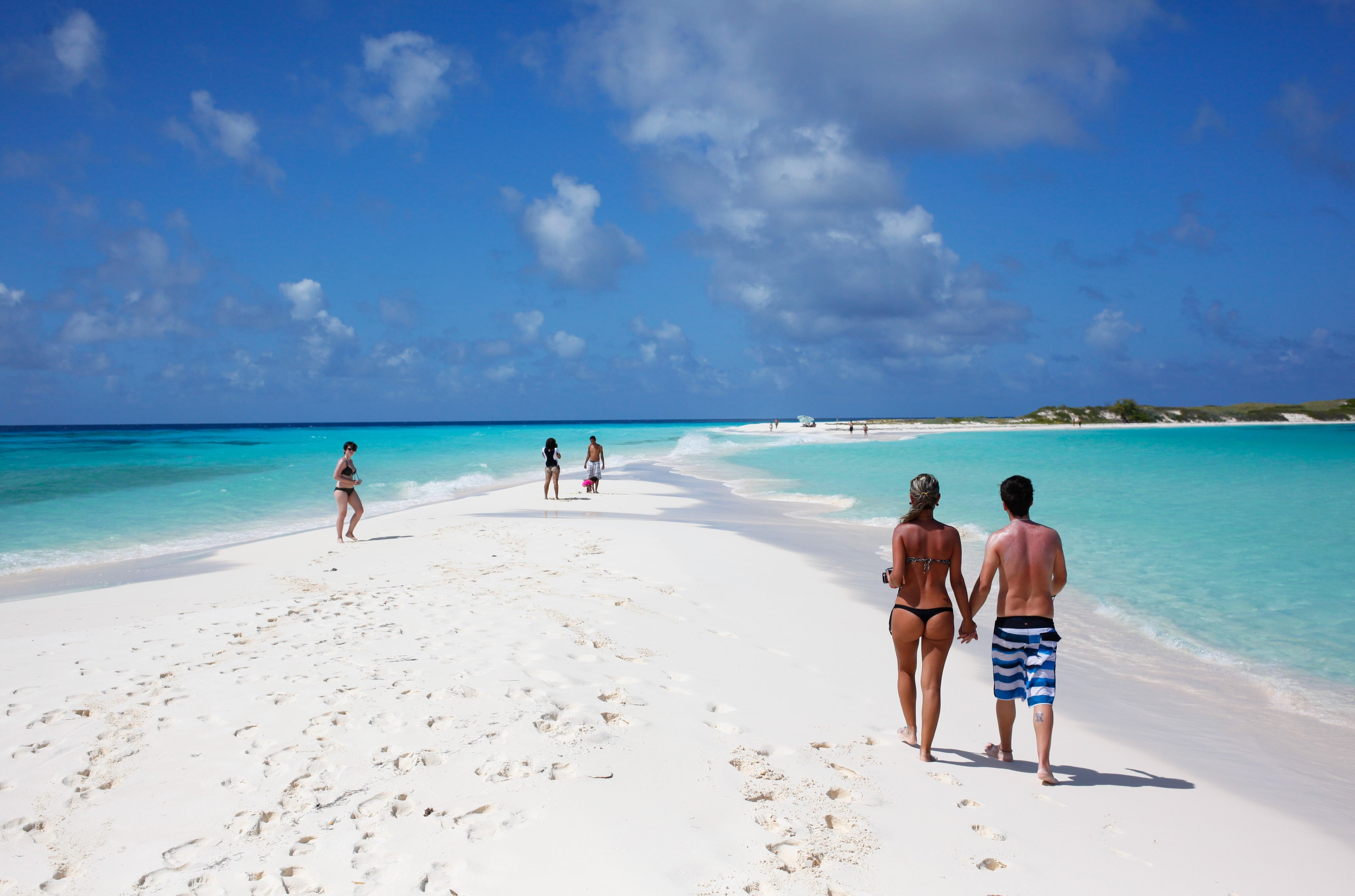 sand, real people, men, horizon, adult, group of people, shorts, holiday, women, rear view, cloud - sky, full length, water, cayo de agua 4k  download, HD Wallpaper