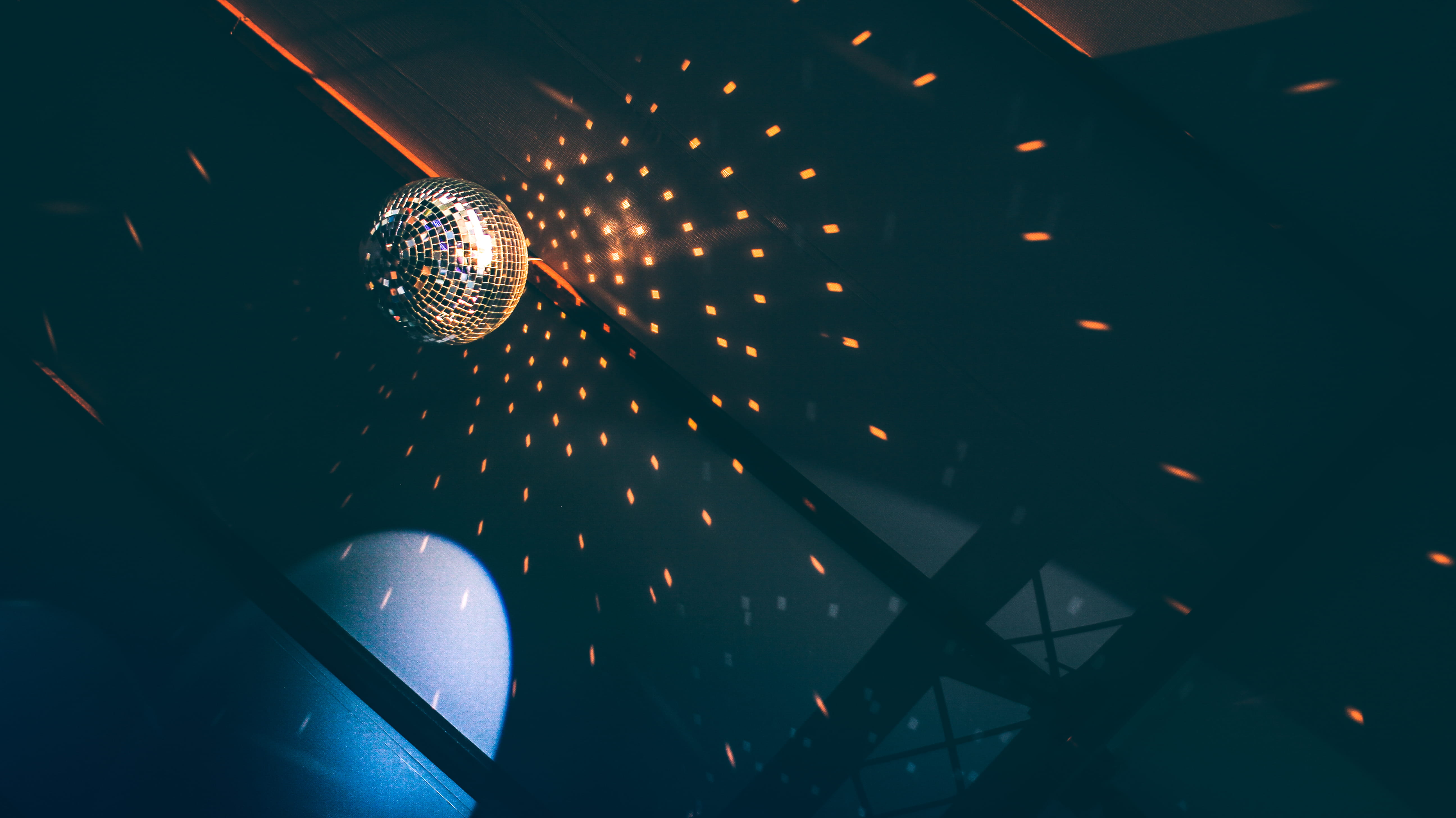 disco dancing, shine, electricity, nightclub, nightlife, silver colored, são josé dos campos, indoors, low angle view, disco ball, party, night, festa, HD Wallpaper