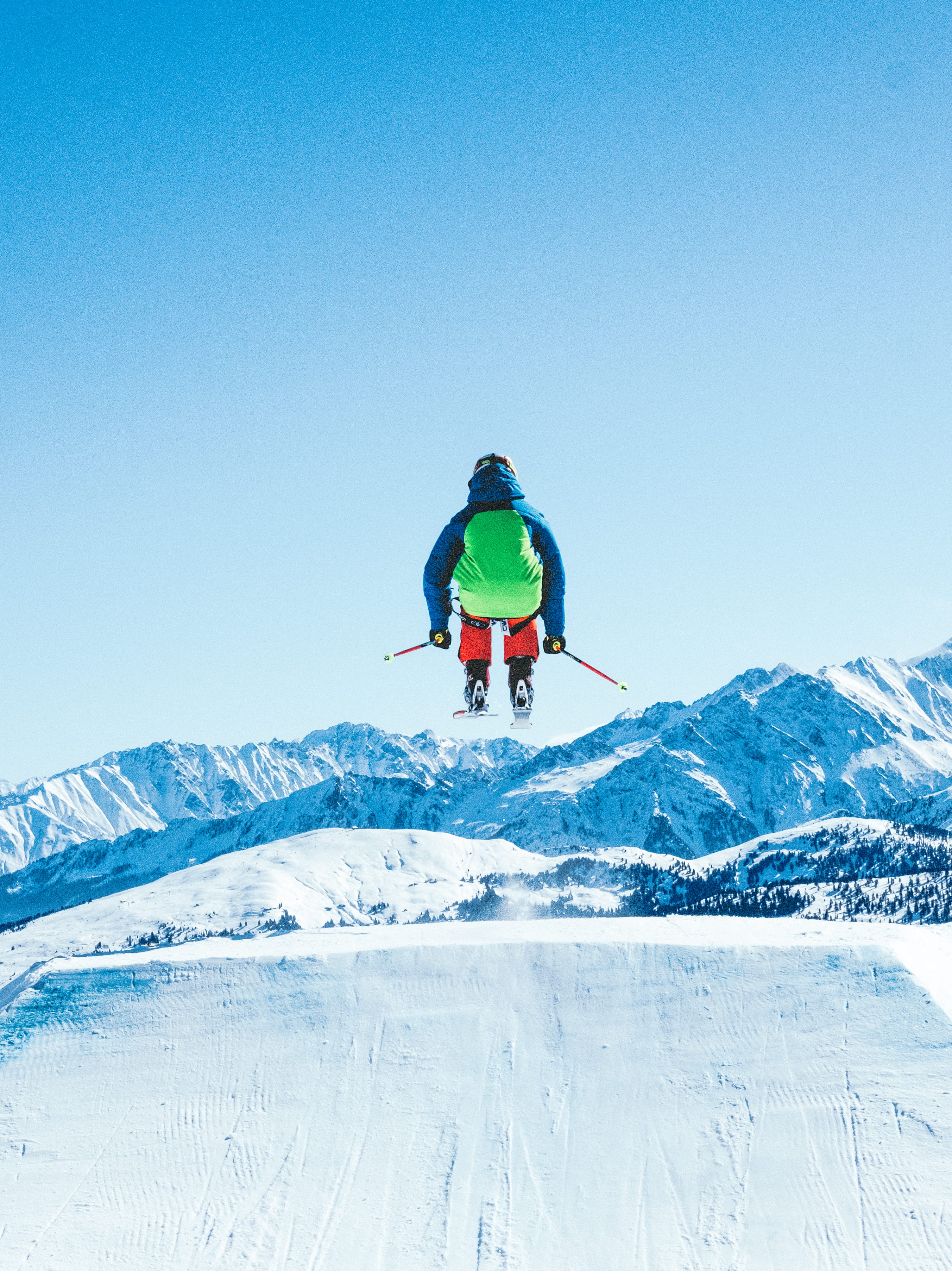 skiing, one person, 2K, using, full length, landscape, cold temperature, human, winter sport, trip, holiday, sport, slope, sky, sports, adrenaline, jump, Phone HD Wallpaper