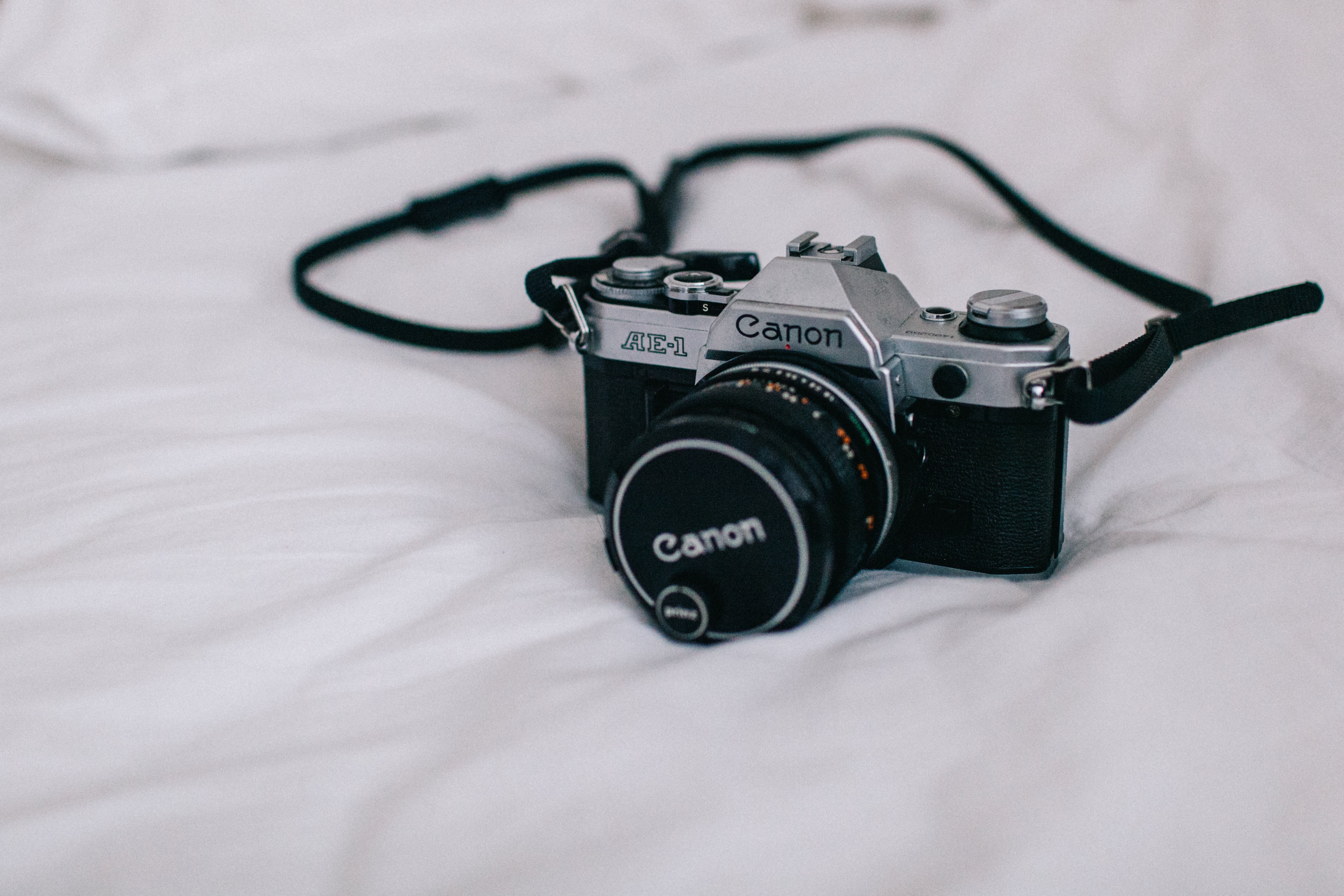 no people, text, old-fashioned, white, professional, technology, lens - optical instrument, single object, 35mm, close-up, film, canon, photography, still life, HD Wallpaper