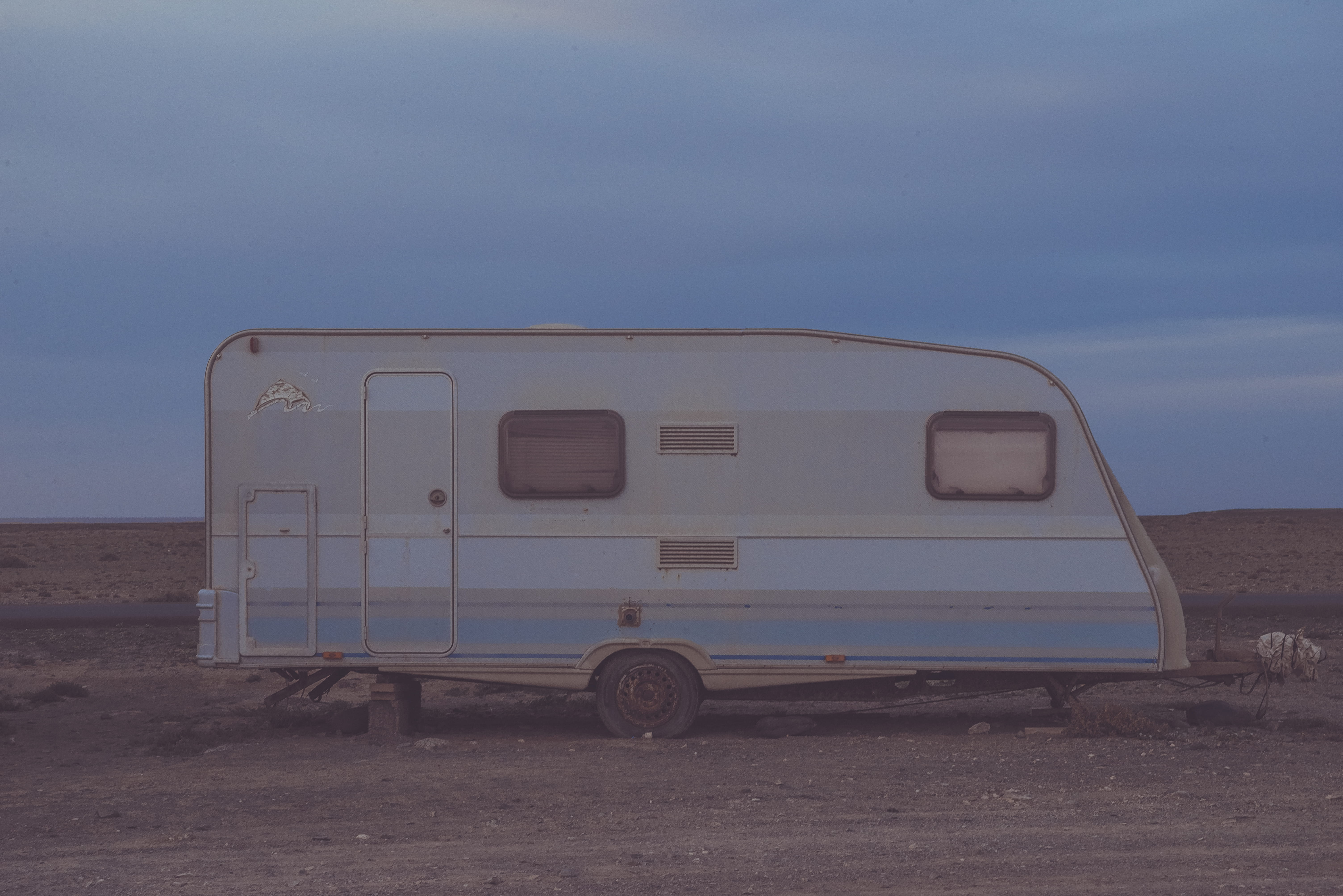 stationary, white, arid climate, land vehicle, nikon, arizona, islands, housing, abandoned, building, canary, mobile home, rv, cloud - sky, outdoors, field, HD Wallpaper