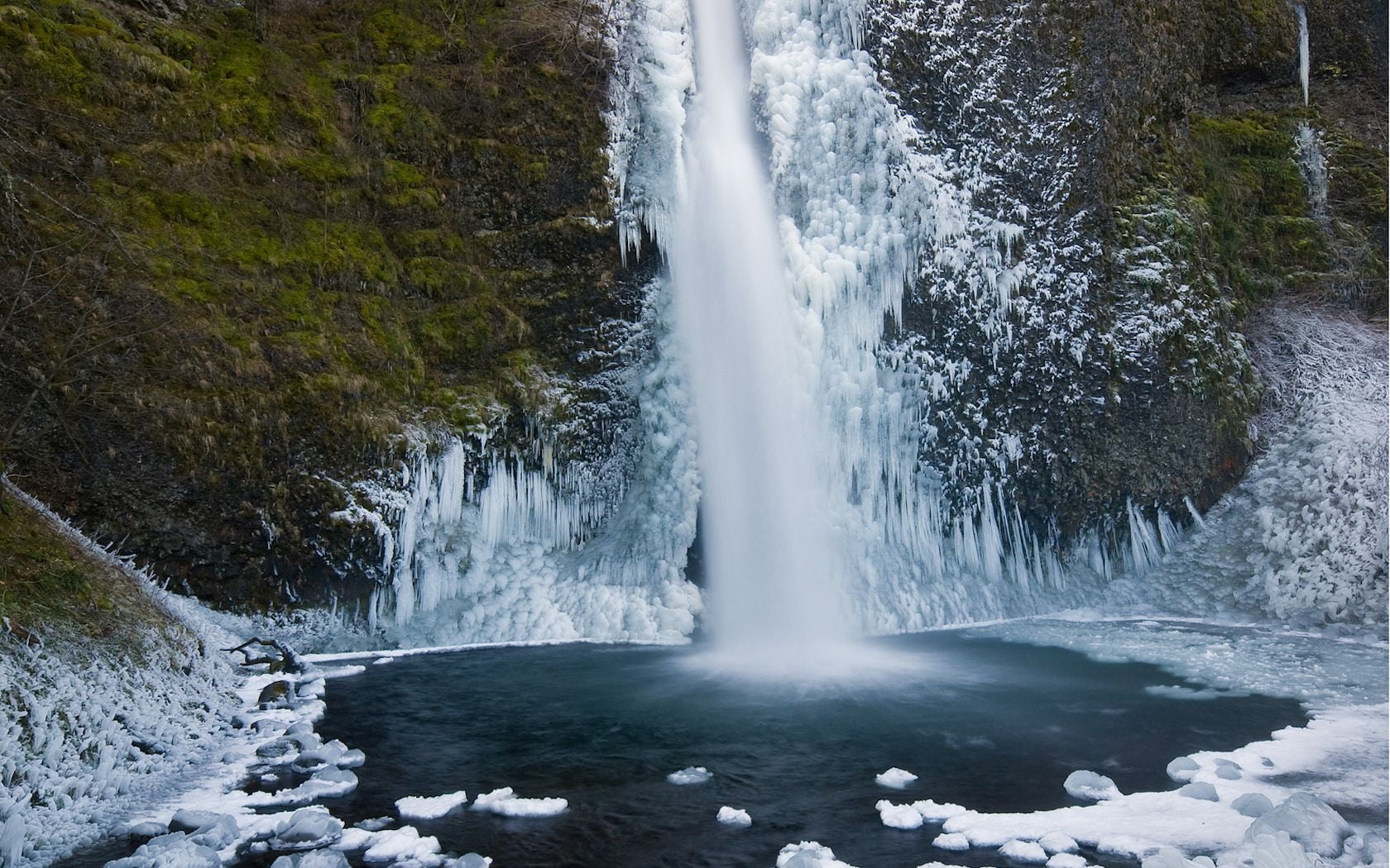 forest, blurred motion, beauty in nature, falling water, power, outdoors, waterfalls, winter, frozen, congel, water, stream - flowing water, cachoeira, HD Wallpaper