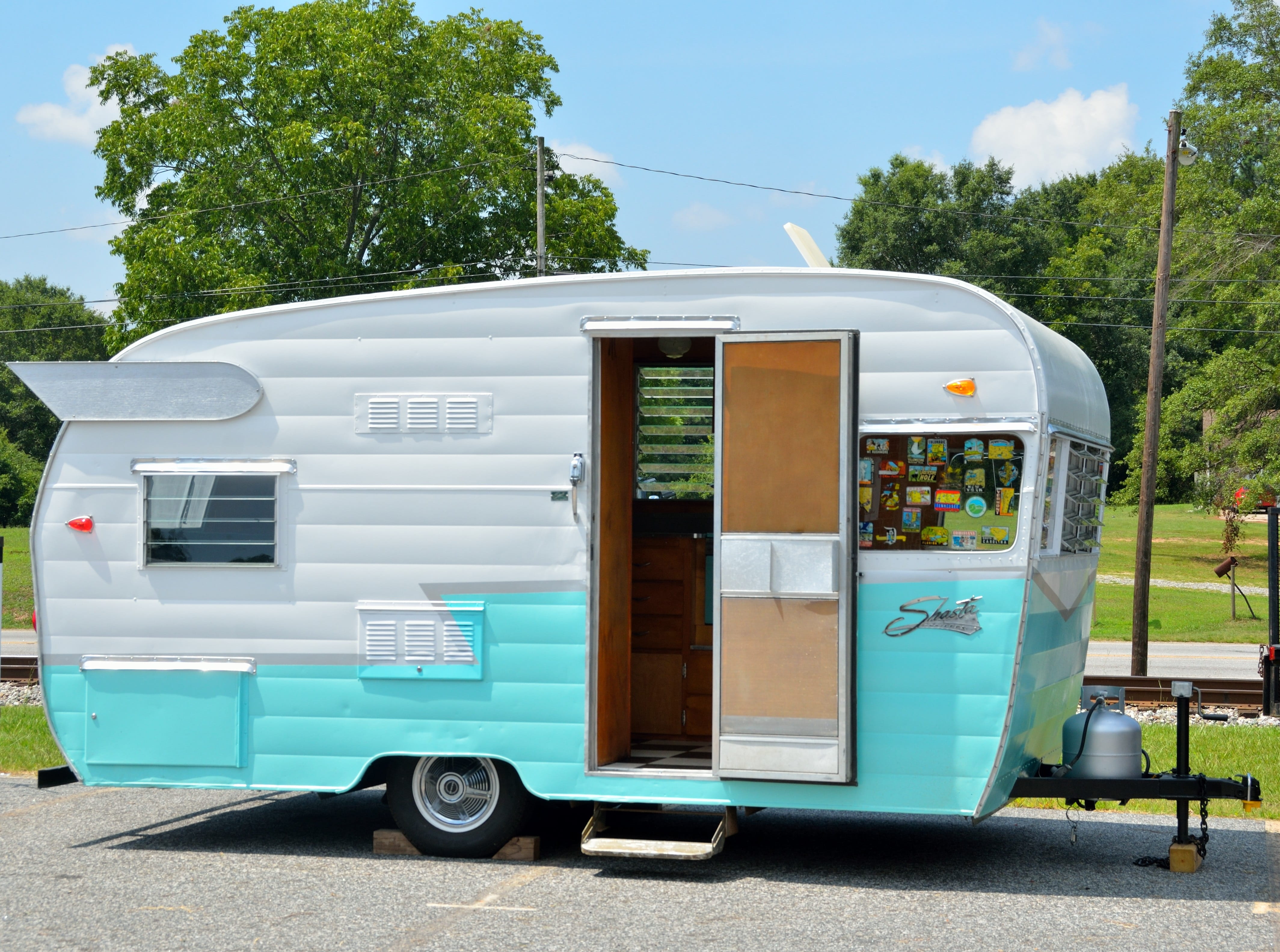 retro, vintage, plant, outdoors, recreation, rv, travel trailer, land vehicle, blue, built structure, white, restored camper, architecture, public transportation, HD Wallpaper