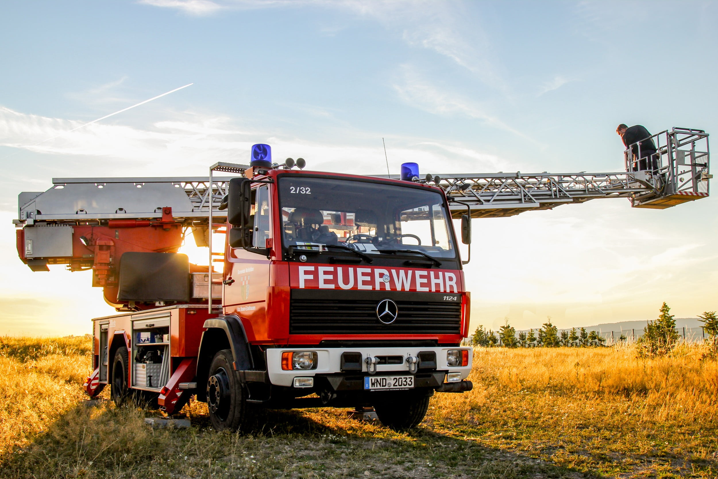 plant, truck, occupation, vehicles, two people, real people, turntable ladder, outdoors, accidents and disasters, rescue, teamwork, sky, cloud - sky, sun, HD Wallpaper