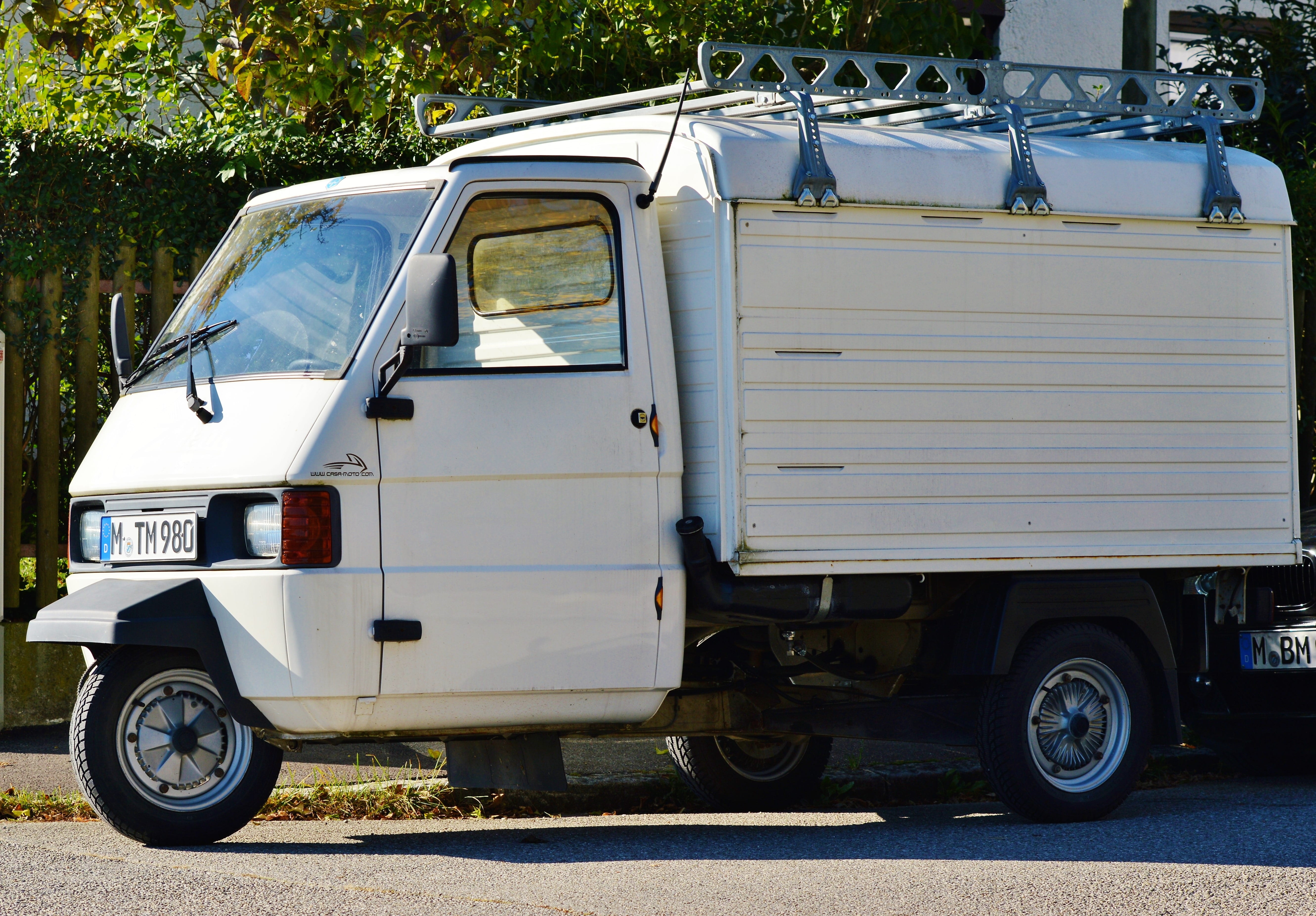 truck, van - vehicle, travel, sunlight, road, auto, outdoors, stationary, mode of transportation, motor home, oldtimer, no people, nature, parking, piaggio, HD Wallpaper