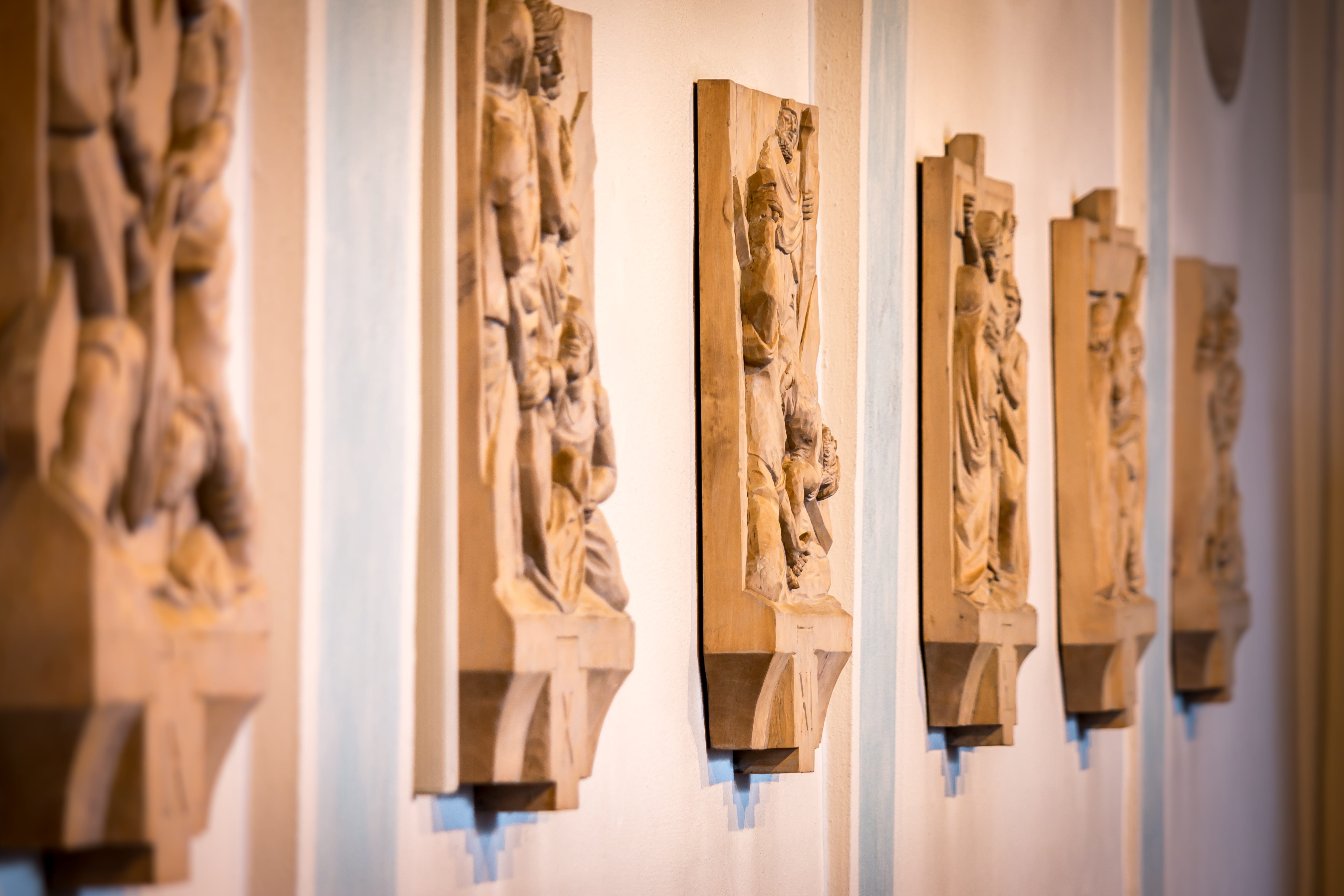 in a row, christian, wood, medicine, building, choice, no people, faith, healthcare and medicine, 5K, almost time, jesus, church art, art and craft, carving, HD Wallpaper