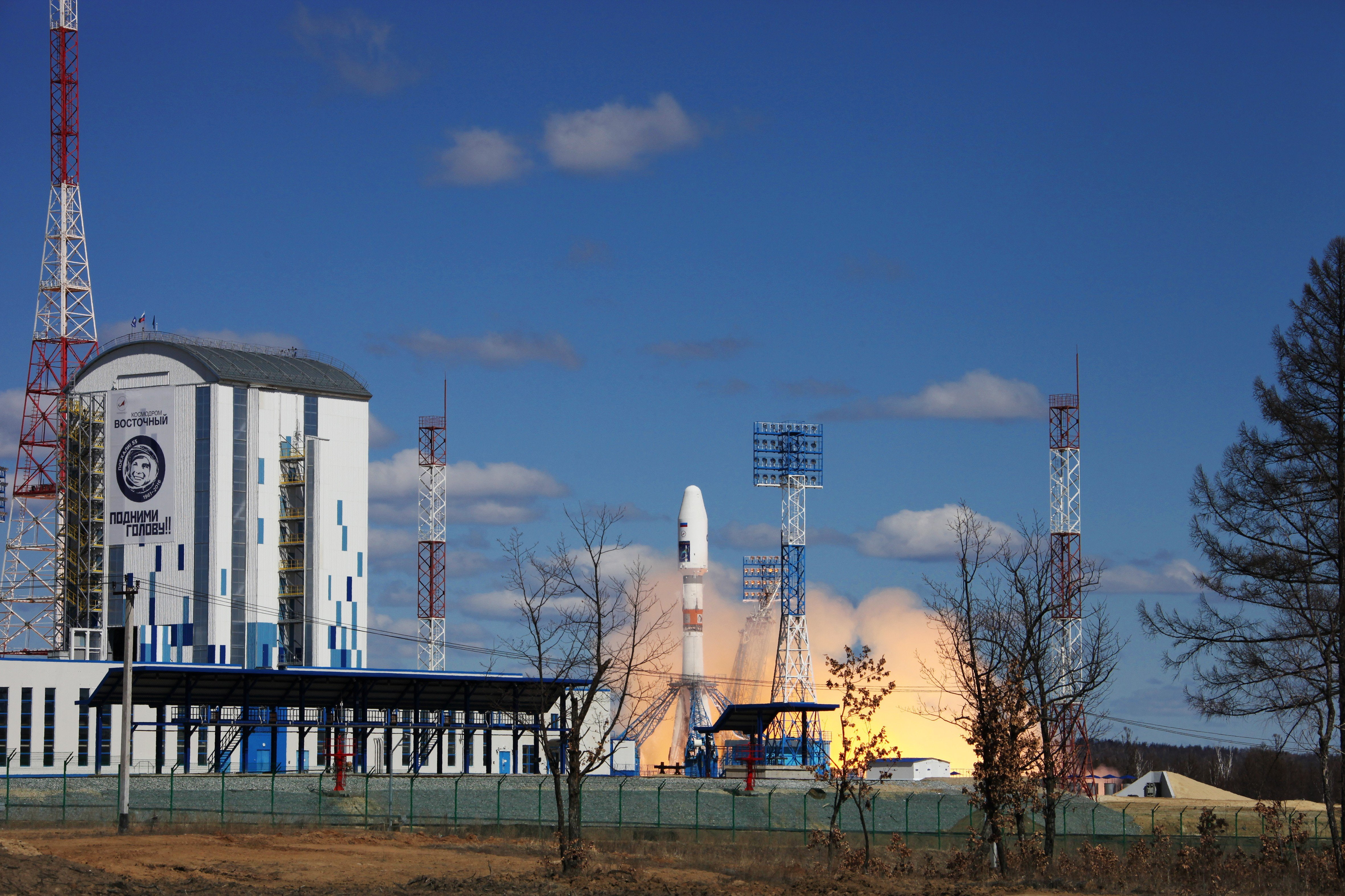 day, fence, tree, 4K, nature, communication, outdoors, built structure, blue, plant, no people, tower, roscosmos vostochny cosmodrome soyuz, industry, HD Wallpaper