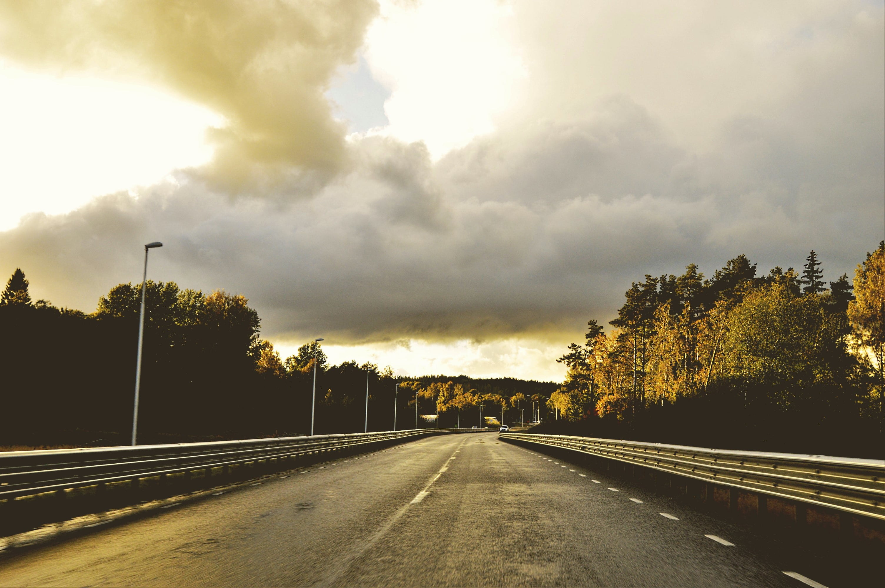 diminishing perspective, motor vehicle, no people, near, car, way, marking, the way forward, clouds, steel, 2K, cloud - sky, symbol, transportation, road, HD Wallpaper