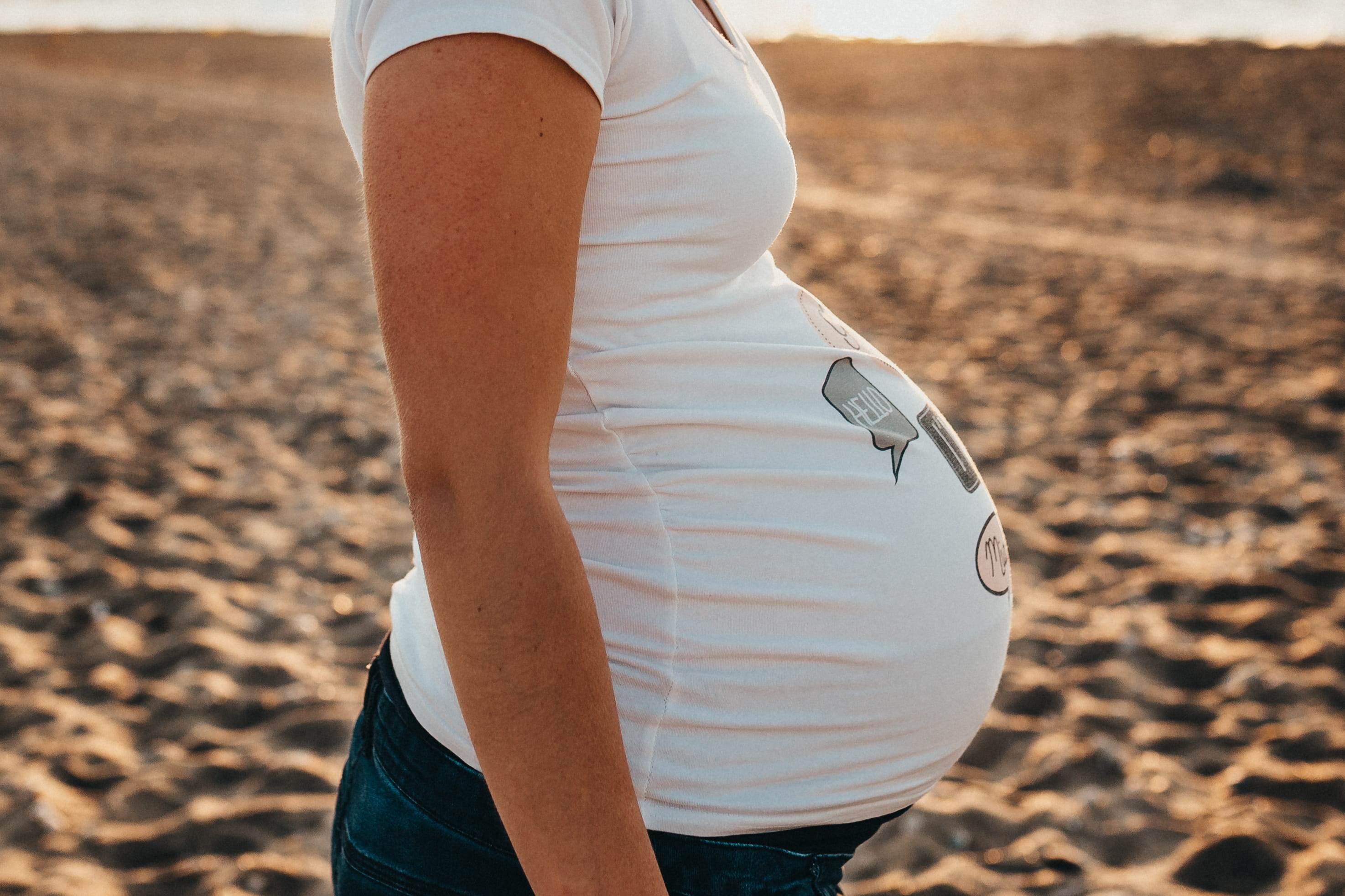 frenchie, wafe, parent, women, sun, caucasian Ethnicity, standing, sunlight, beautiful, small bump, healthy Lifestyle, day, close-up, men, human Hand, unrecognizable Person, HD Wallpaper