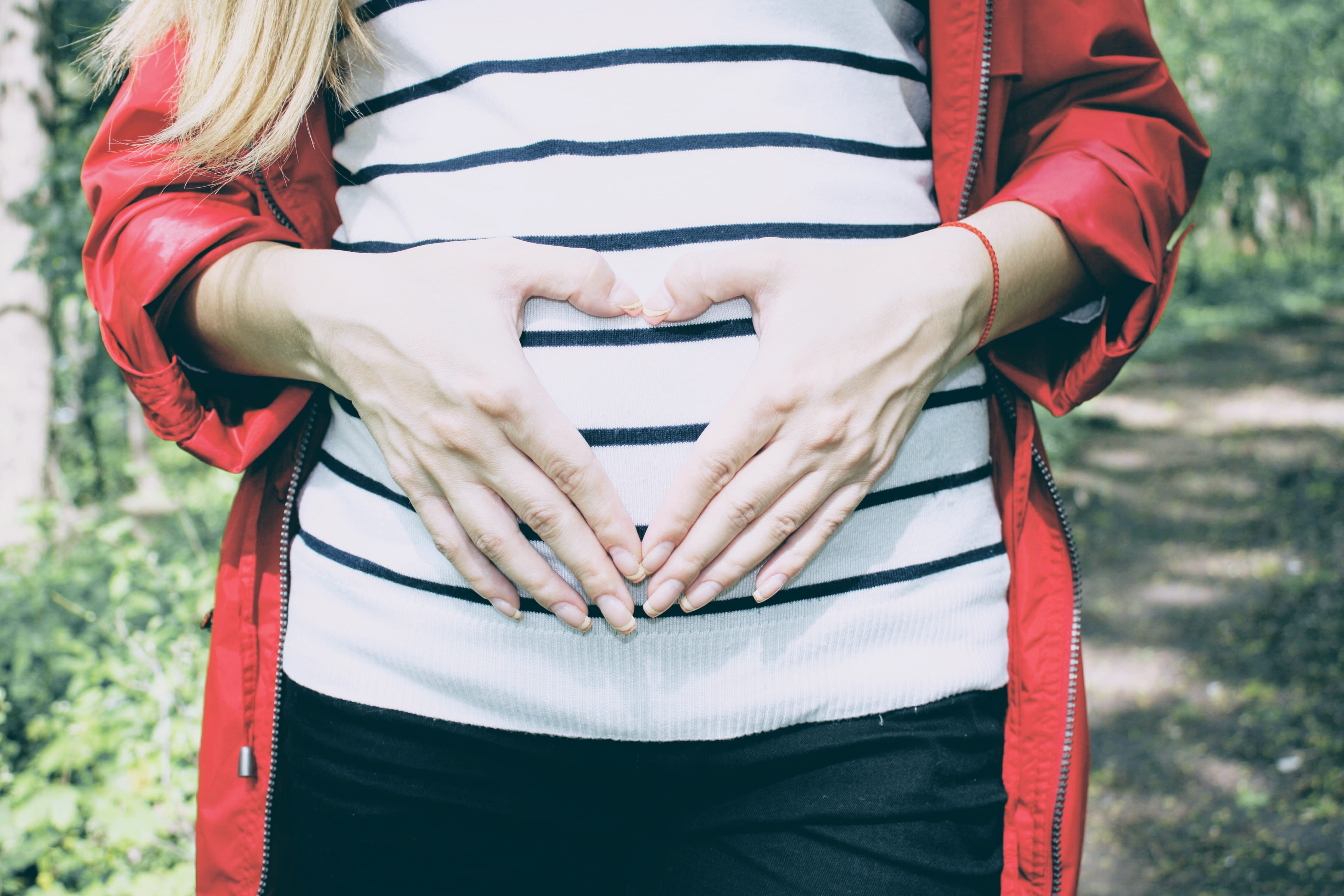 standing, sign, embarazo, positive emotion, focus on foreground, hands on stomach, human fertility, love, outdoors, body part, adult, jacket, human abdomen, HD Wallpaper