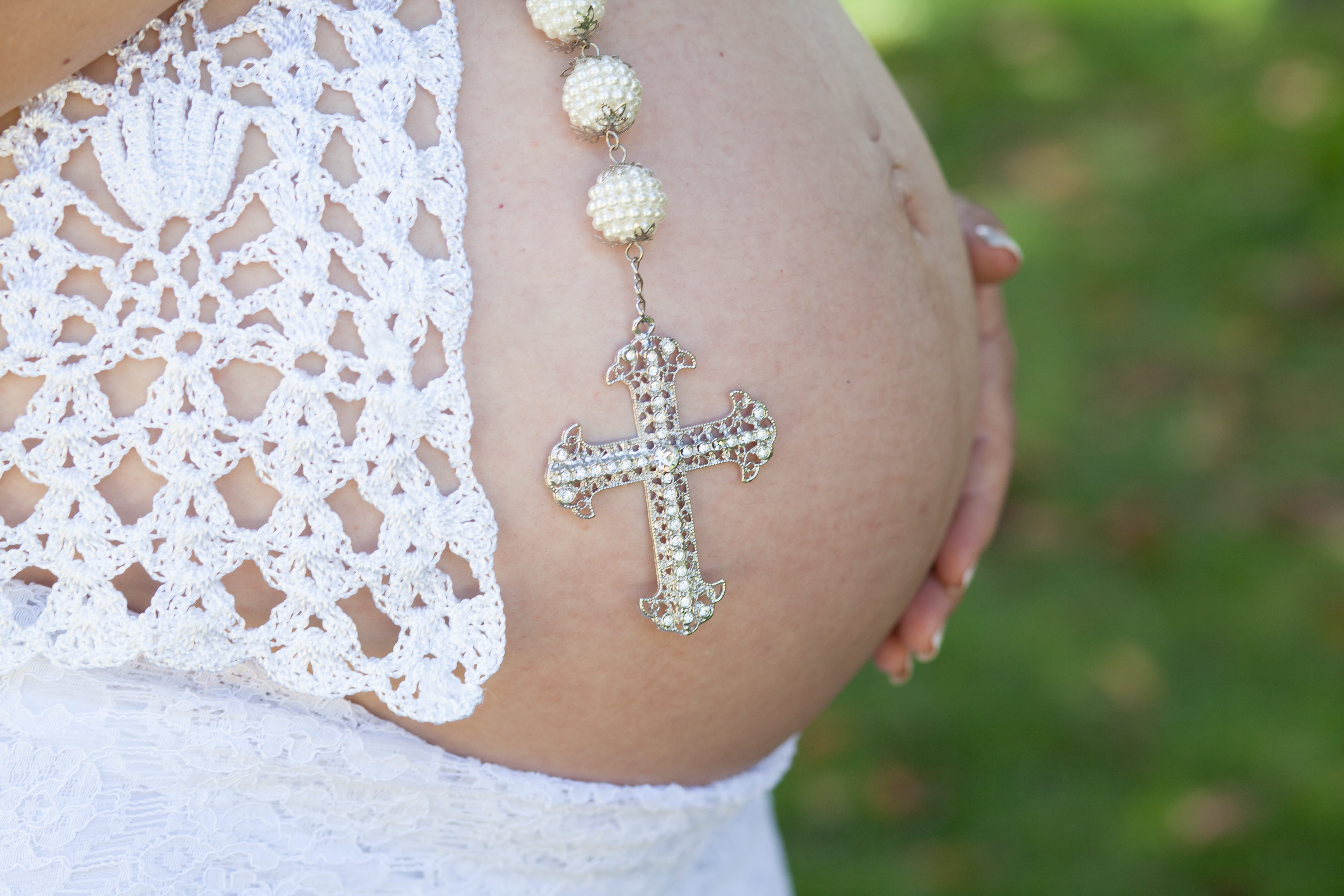 lifestyles, human abdomen, close-up, event, fashion, life events, one person, day, midsection, personal accessory, pregnant photos, clothing, pearl jewelry, HD Wallpaper