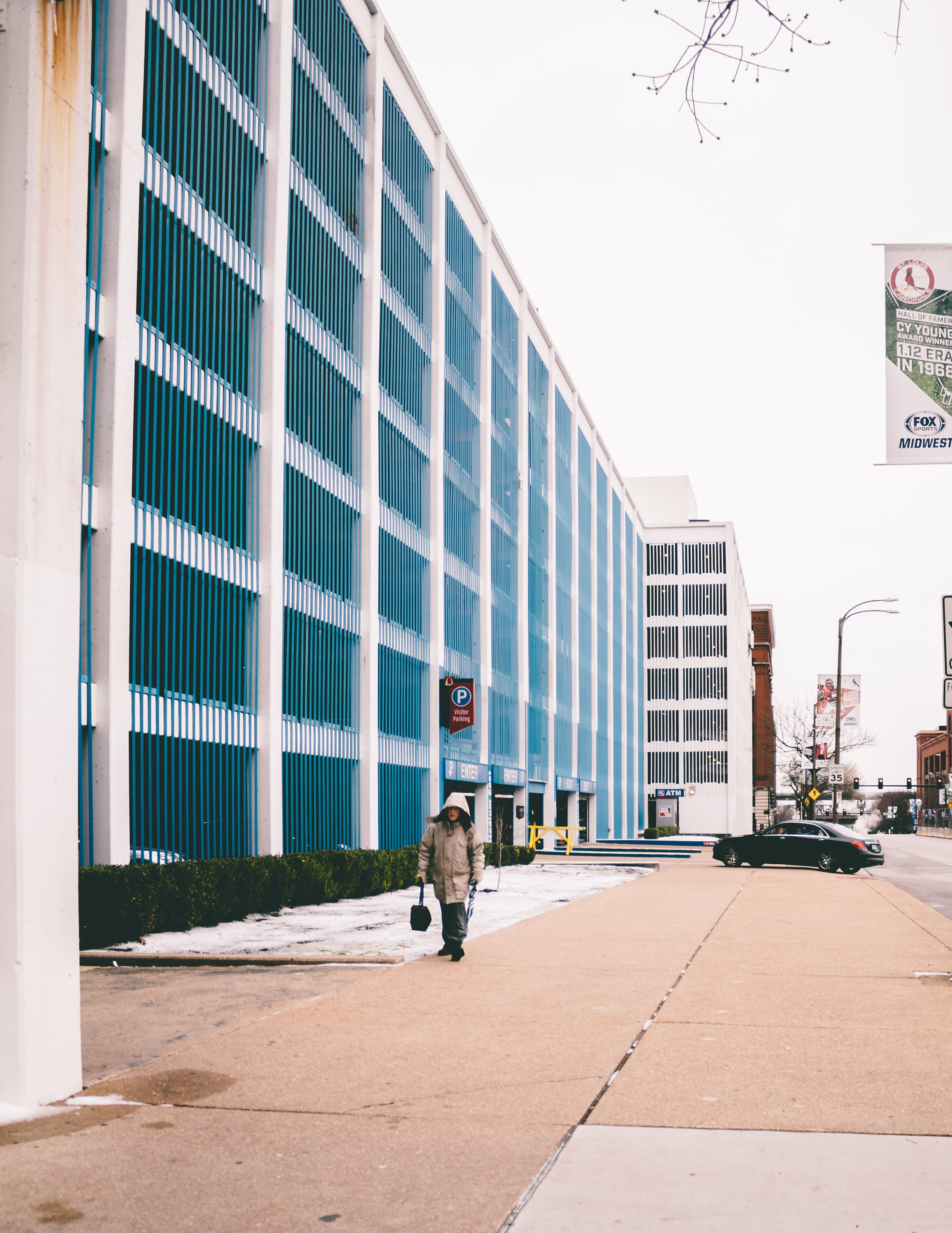 street photography, cars, footpath, city, clouds, building exterior, mammal, go, united states, st louis, parking garage, day, motor vehicle, office building exterior, Phone HD Wallpaper