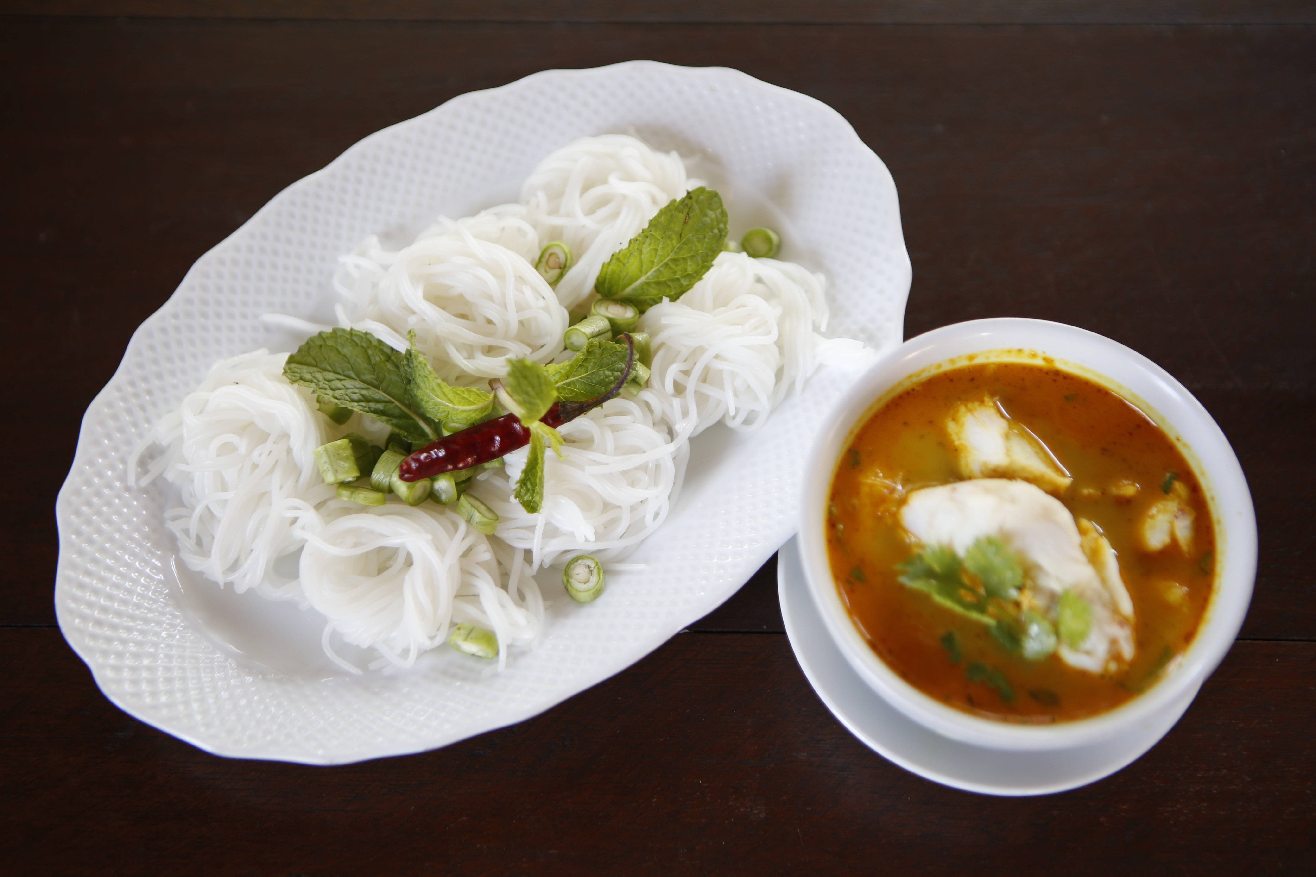 wellbeing, indoors, food and drink, thailand food, white color, table, noodles cleaners pu, vermicelli, 5K, ready-to-eat, crockery, black background, vegetable, HD Wallpaper