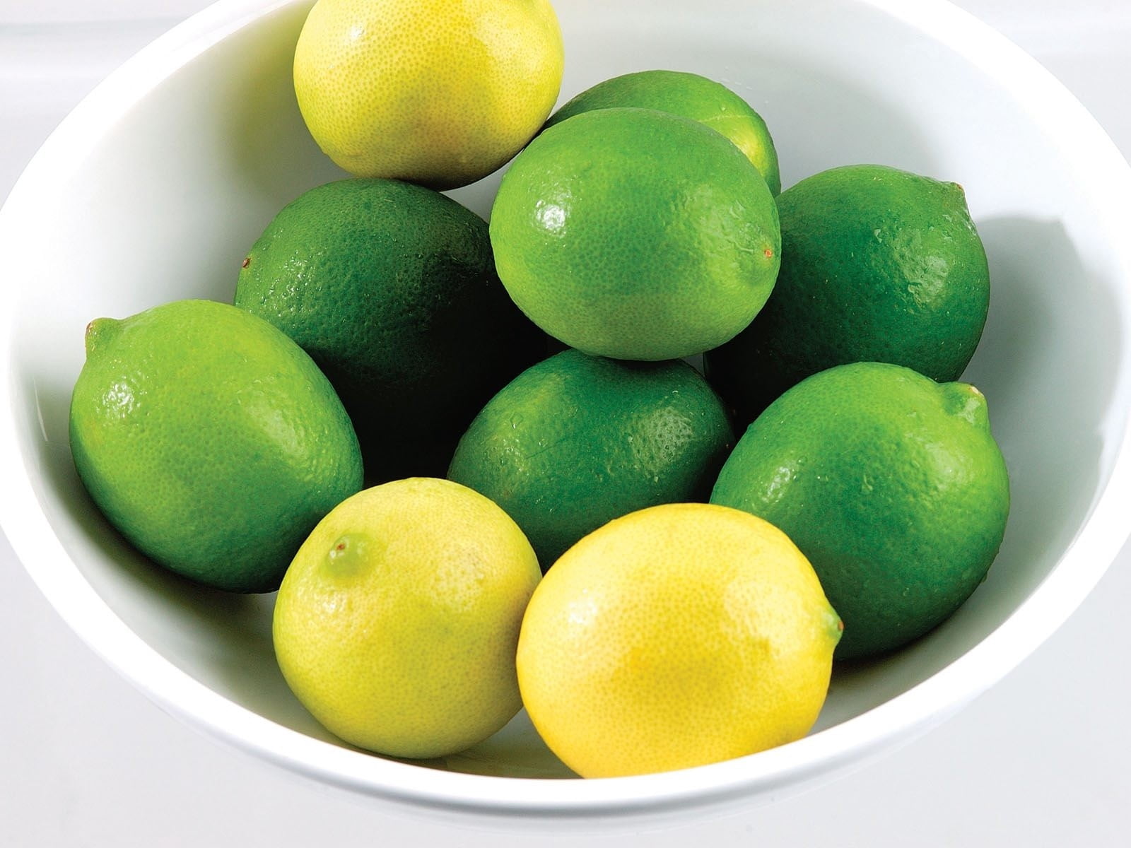 limes, 720P, high angle view, citrus fruit, green, still life, multi colored, no people, close-up, bowl, green color, container, fruit, lemon, yellow, HD Wallpaper