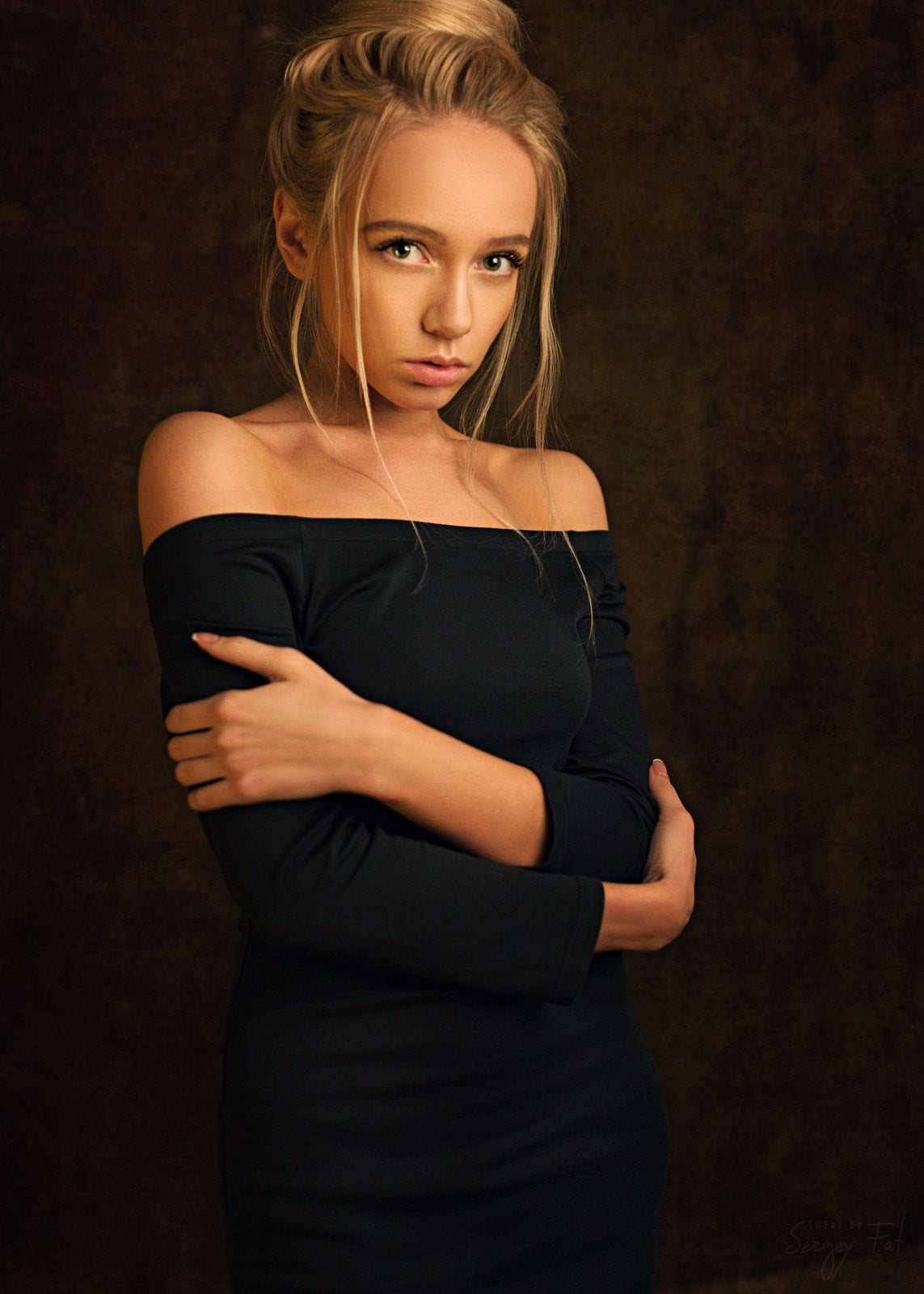 beautiful people, 500px, dress, studio shot, hair, standing, black background, blond hair, hairstyle, women, beauty, adult, beautiful woman, model, one person, Phone HD Wallpaper