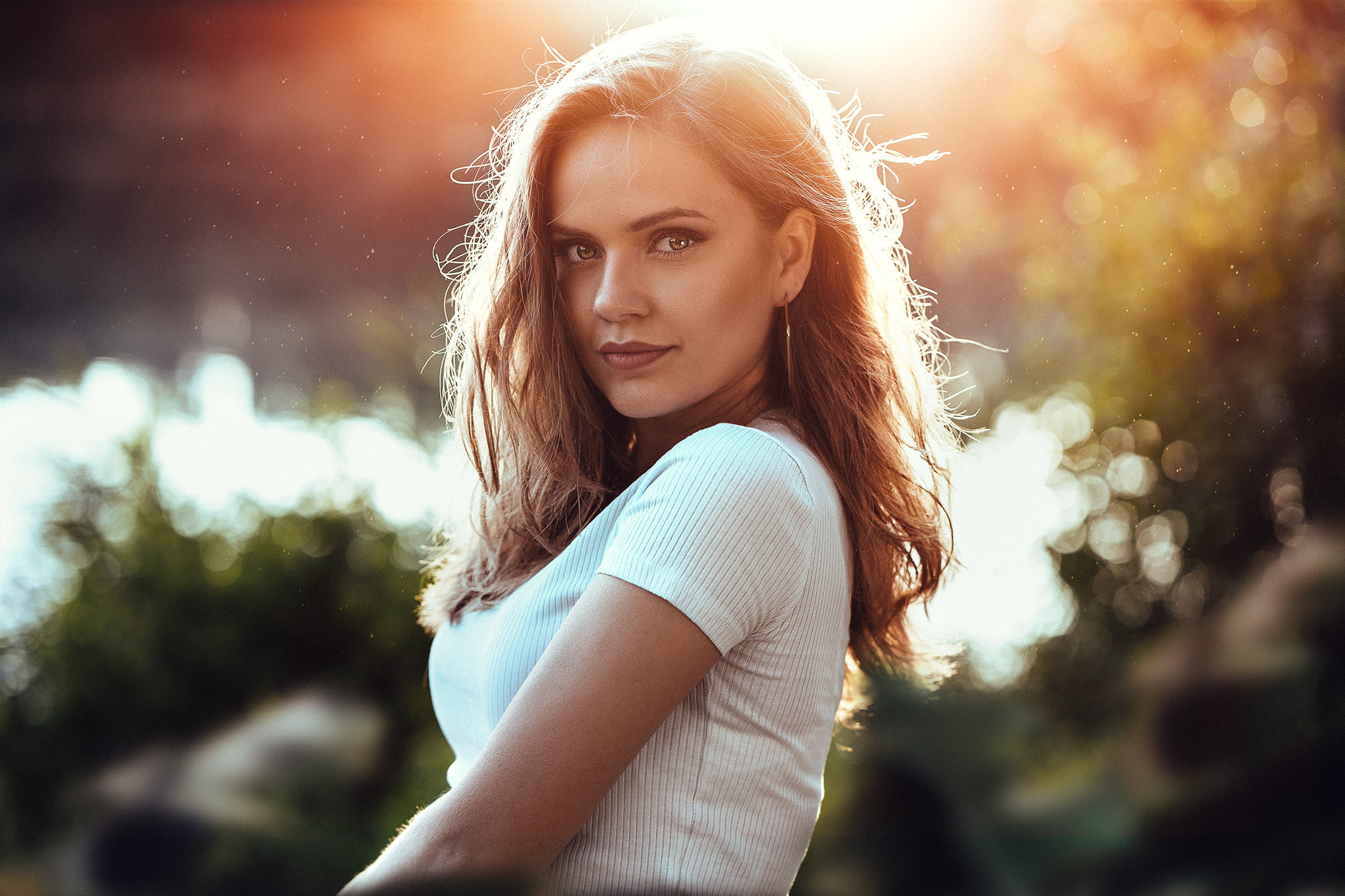 focus on foreground, nature, 1080P, young adult, leisure activity, face, smiling, young women, women, beauty, casual clothing, looking at camera, hairstyle, HD Wallpaper