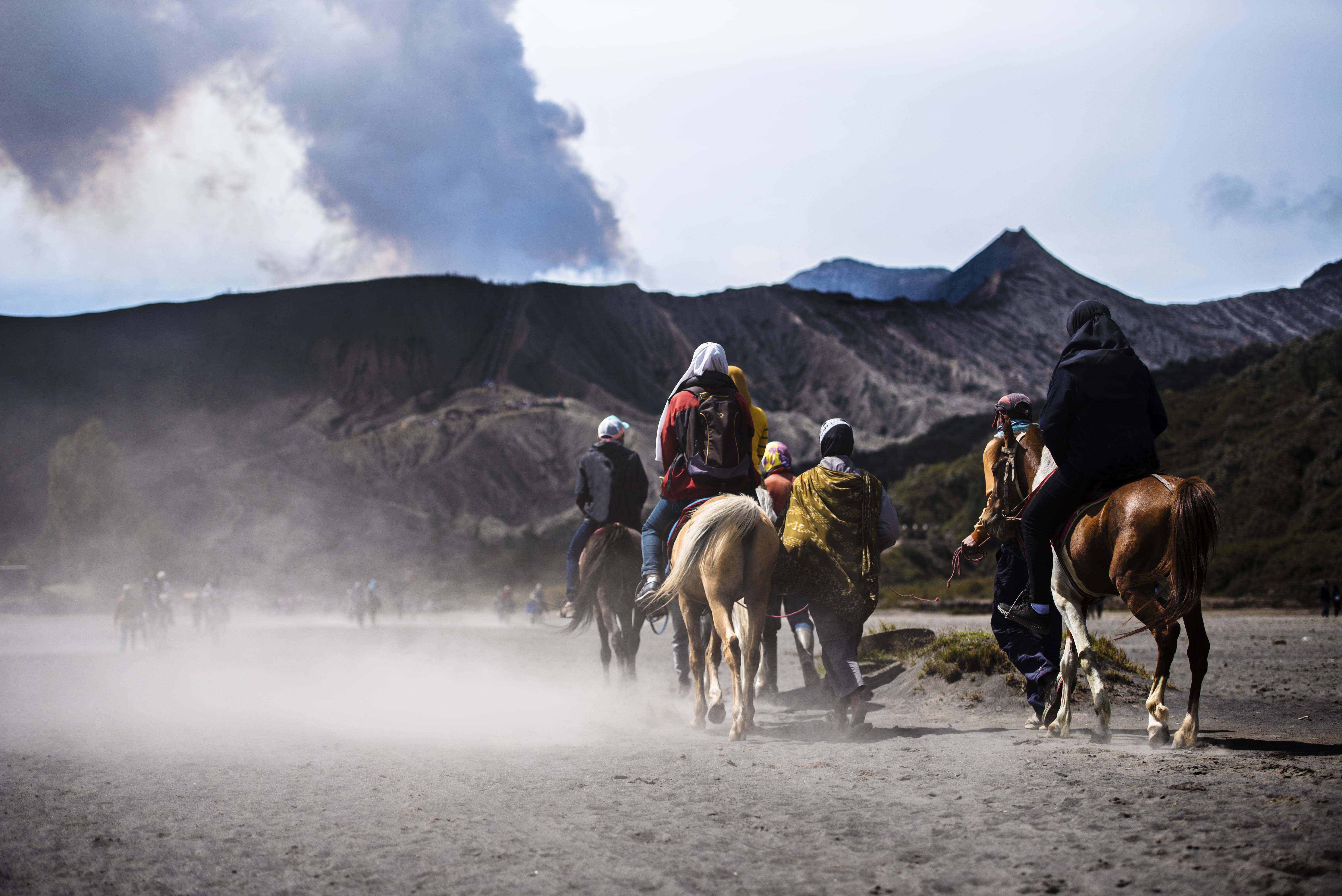 smoke, horses, working animal, vacation, depth of field, group of people, photo, men, people, 5K, mountain, dust, indonesia, nature, ride, outdoors, herbivorous, HD Wallpaper