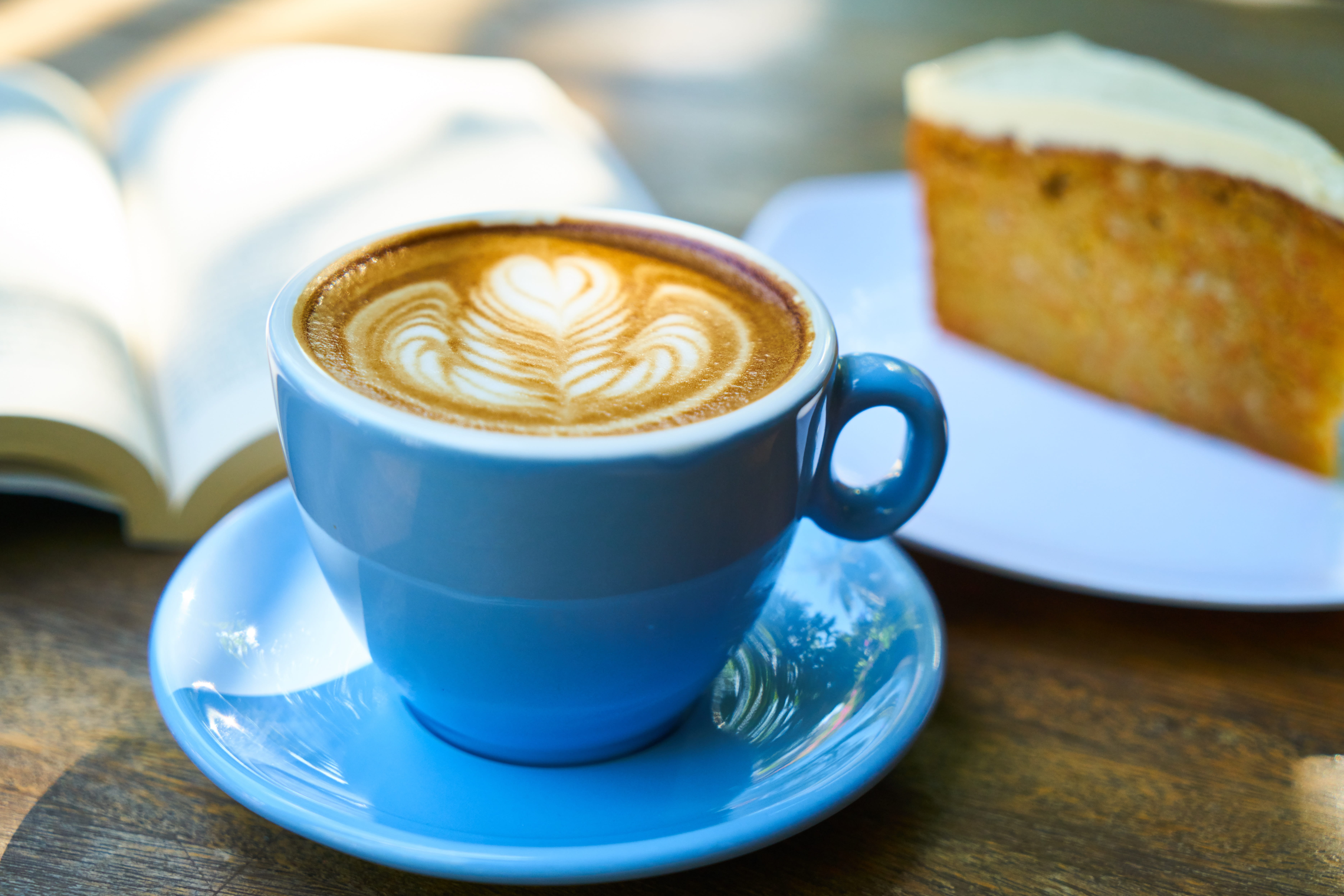 hot drink, freshness, cake, blue, no people, work, frothy drink, breakfast, macro, food photo, froth art, crockery, Beverage, latte, close-up, notebook, HD Wallpaper