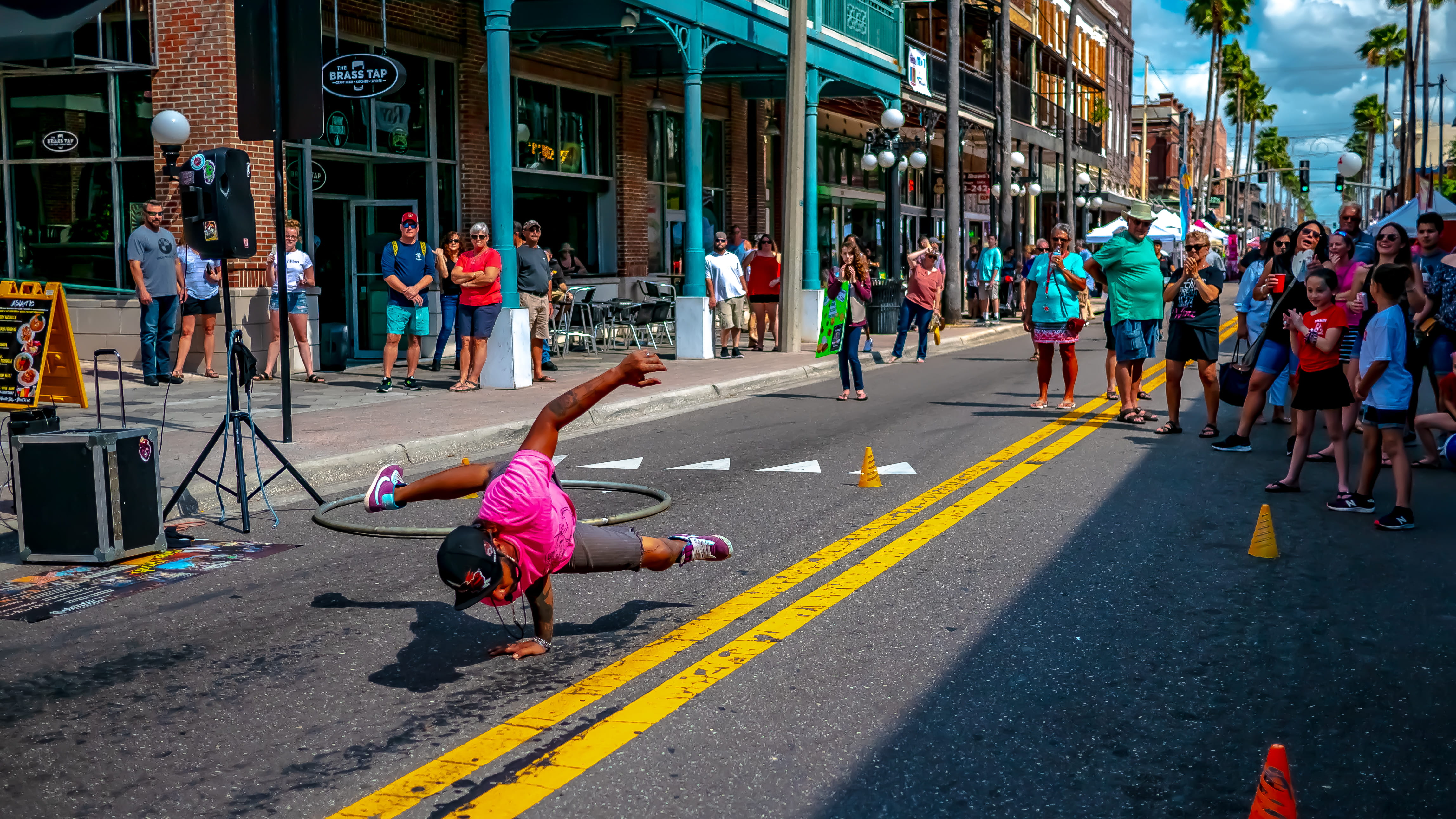 road marking, break, colorful, group, outdoors, architecture, day, person, men, man, performance, wear, built structure, dancing, watching, motion, building exterior, HD Wallpaper