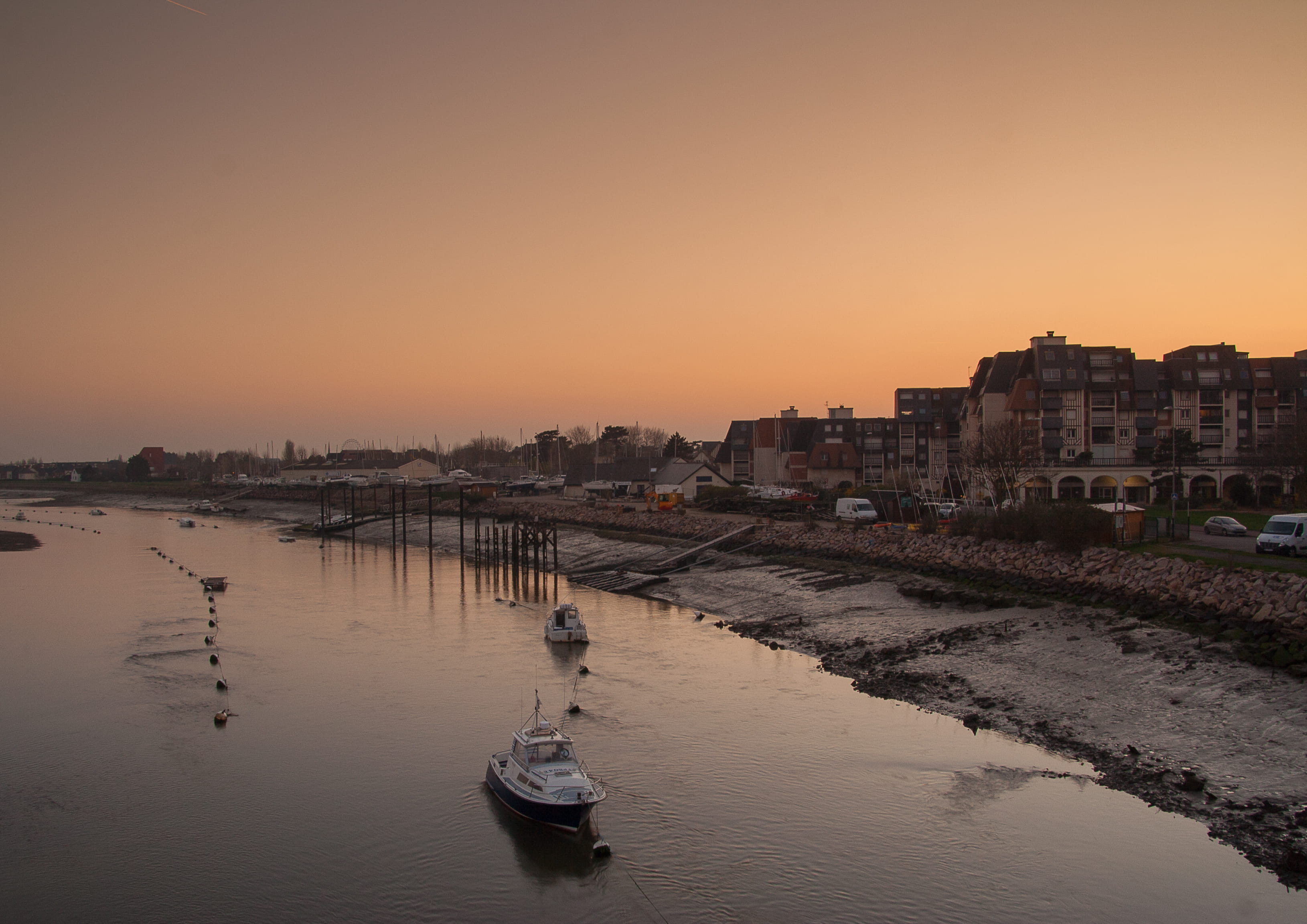 nature, 2K, river, building, built structure, mode of transportation, color, landscape, dice-sur-mer, la dive, cityscape, city, houses, building exterior, HD Wallpaper