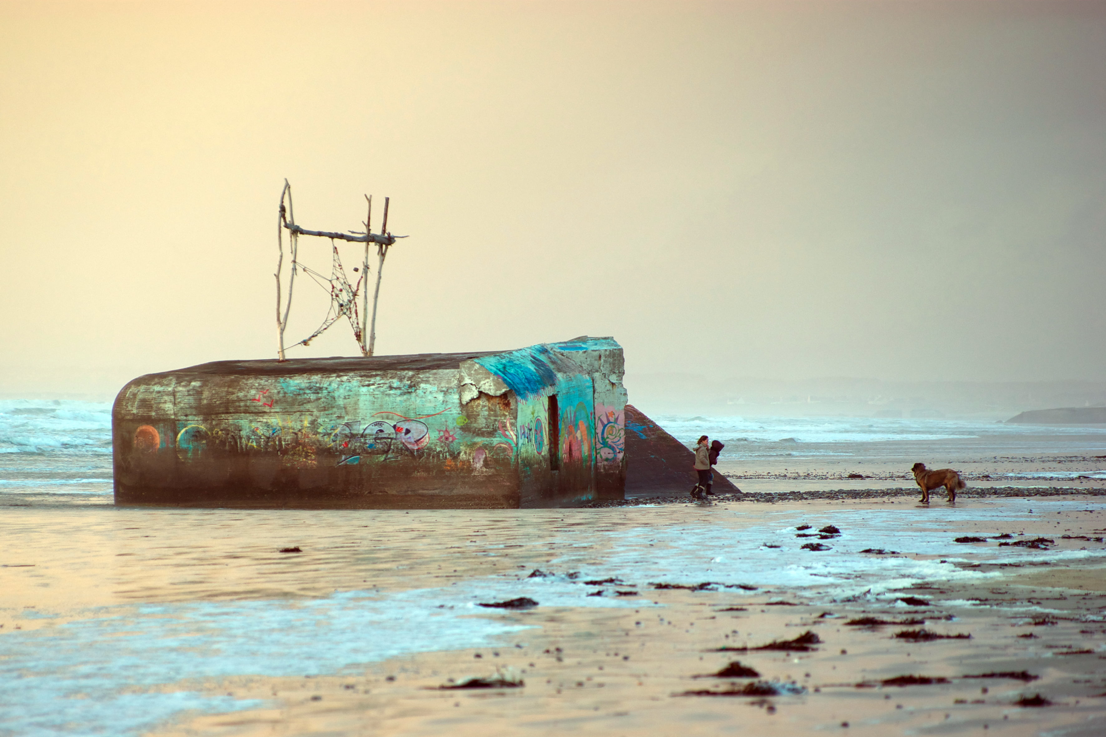 Finistère, de, la, seashore, water, plage, Torche, black metal, blue sky, coastline, beach, dog, ship, sea, metal, bunker, nature, wreck, shipwreck, blue, HD Wallpaper