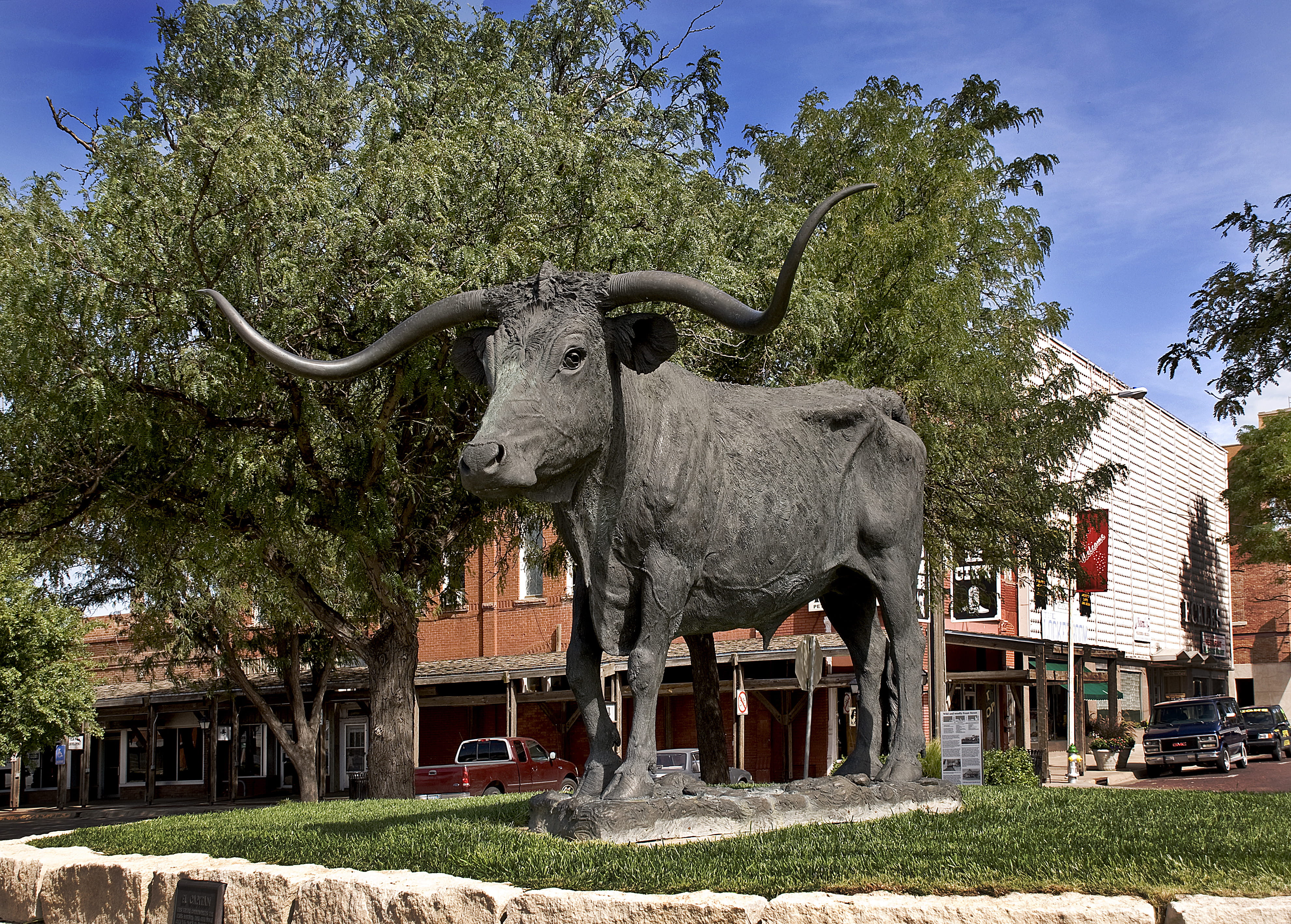 drive, outdoors, cattle, El Capitan, vertebrate, 4K, day, domestic animals, architecture, Kansas, mammal, Dodge Photo, tree, kansas, city, cow, nature, HD Wallpaper