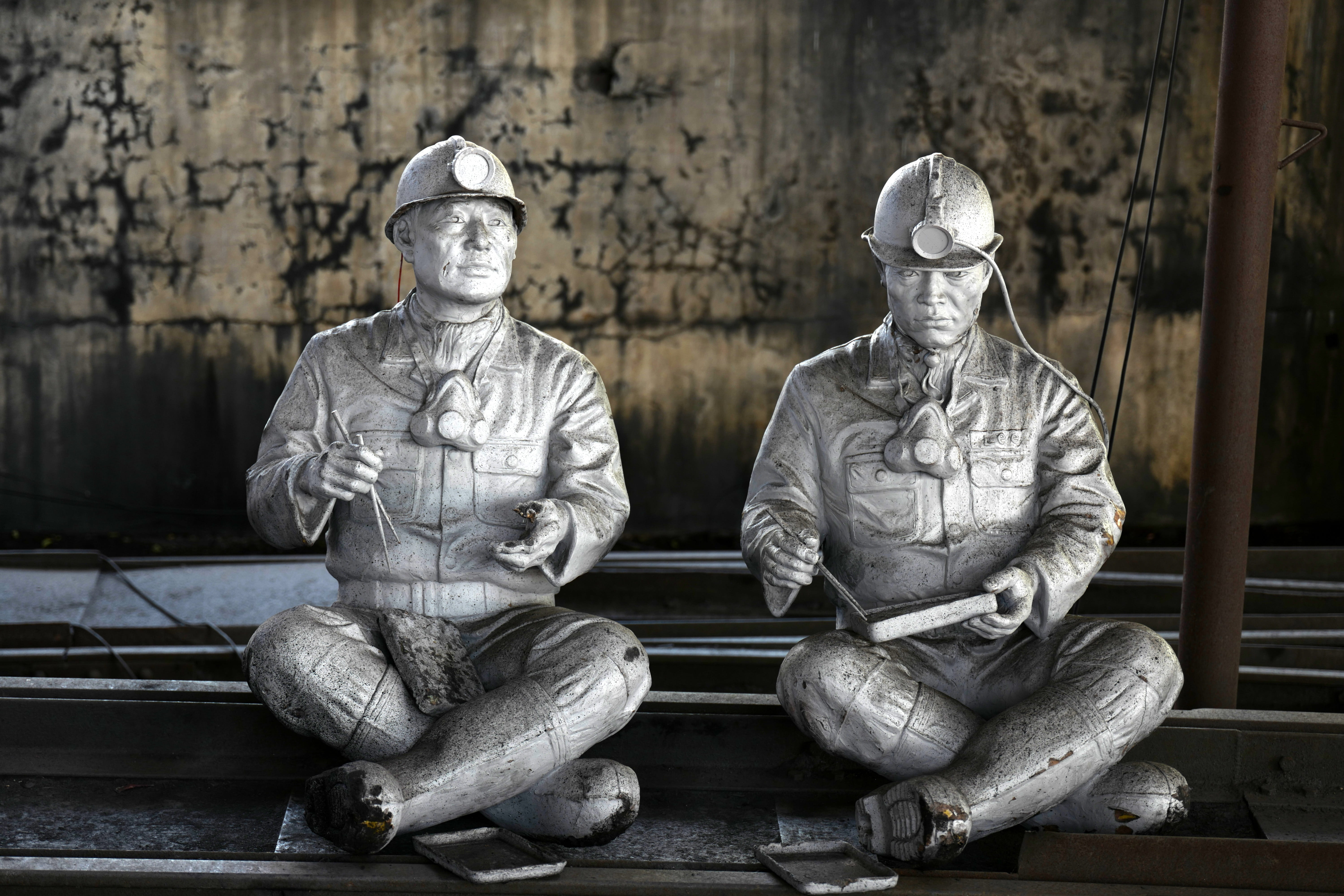 wood - material, coal, 5K, dark, sculpture, craft, outdoors, lunch, day, labor, representation, creativity, human representation, architecture, male likeness, HD Wallpaper
