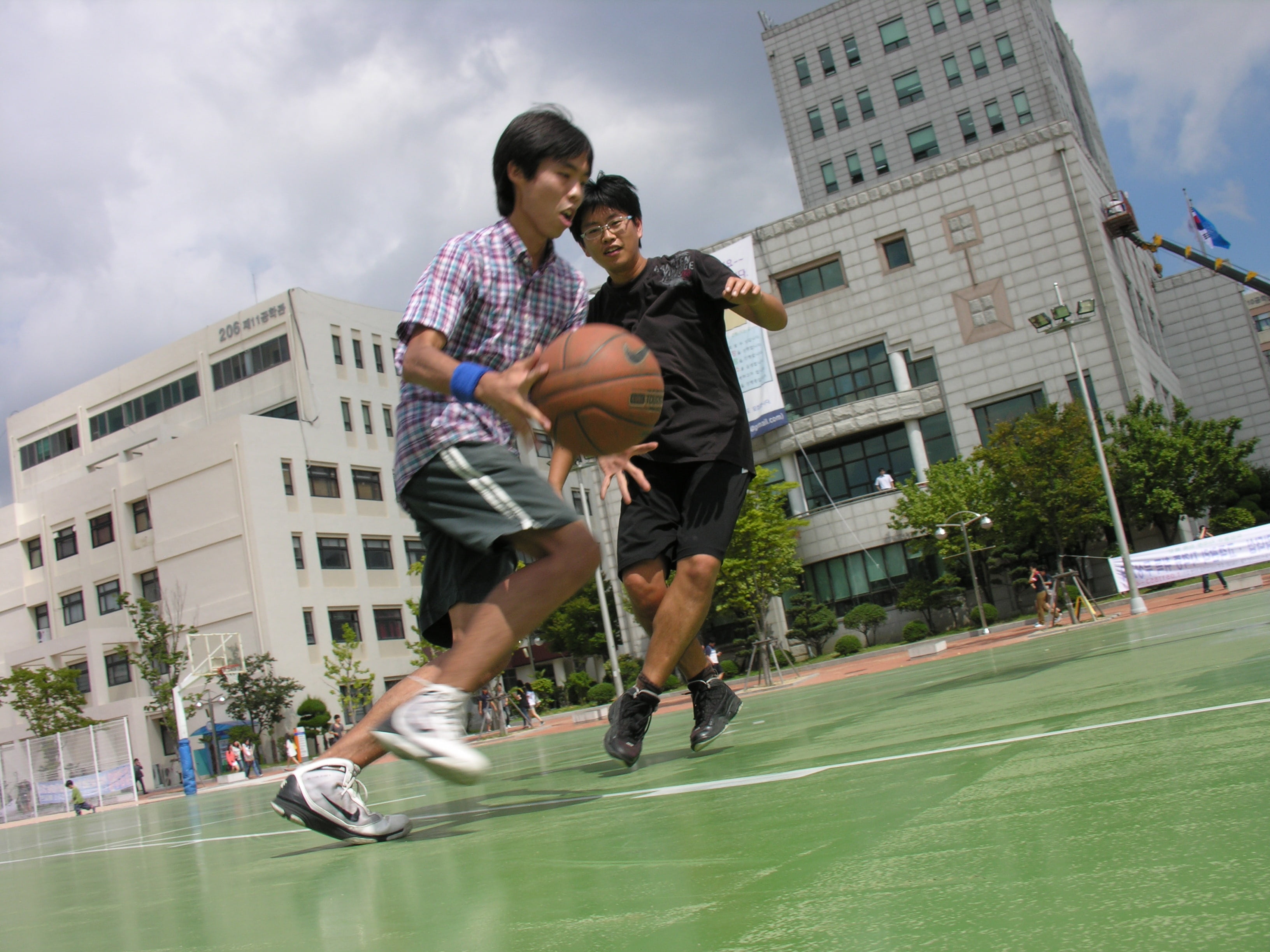 casual clothing, exercise, city, built structure, city life, healthy Lifestyle, athlete, young adult, great power, men, males, basketball courts, 2K, basketball, HD Wallpaper