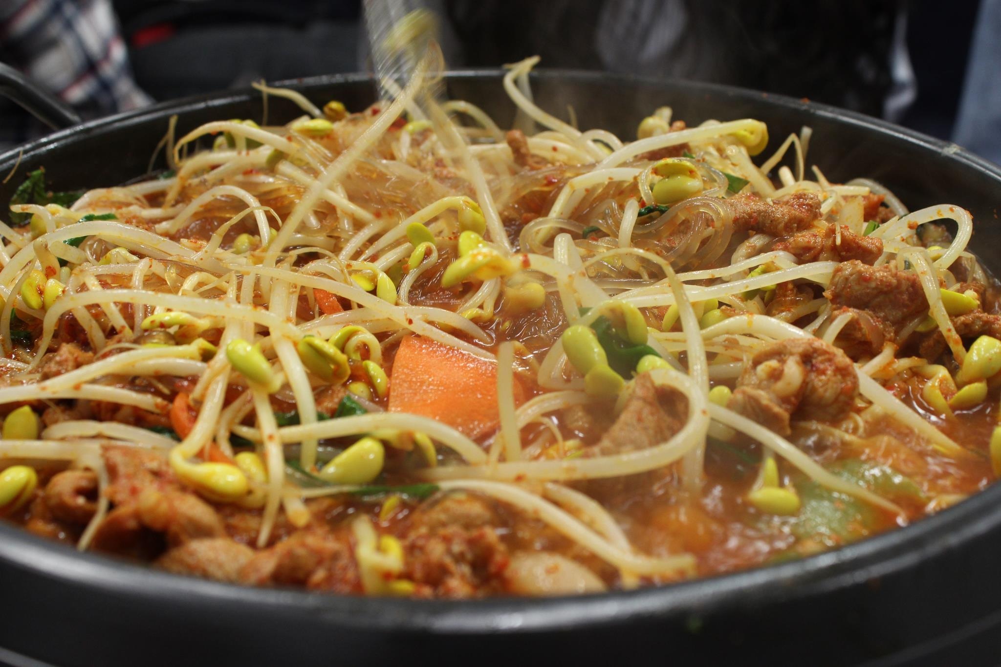 chinese food, cooking pan, still life, close-up, food, food and drink, smoke - physical structure, healthy eating, bulgogi, sprouts, jeonju, indoors, wellbeing, HD Wallpaper