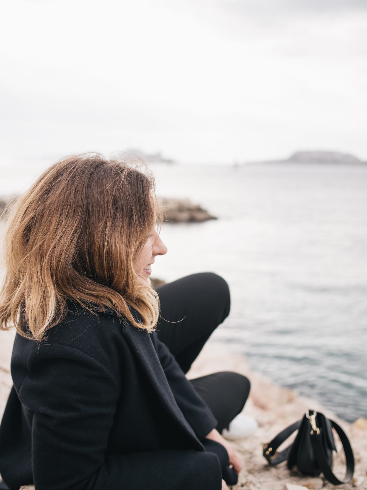 focus on foreground, side view, ocean, hair, young adult, lifestyles, adult, young women, real people, nature, rocks, blond, beach, 1080P, hairstyle, leisure activity, Phone HD Wallpaper